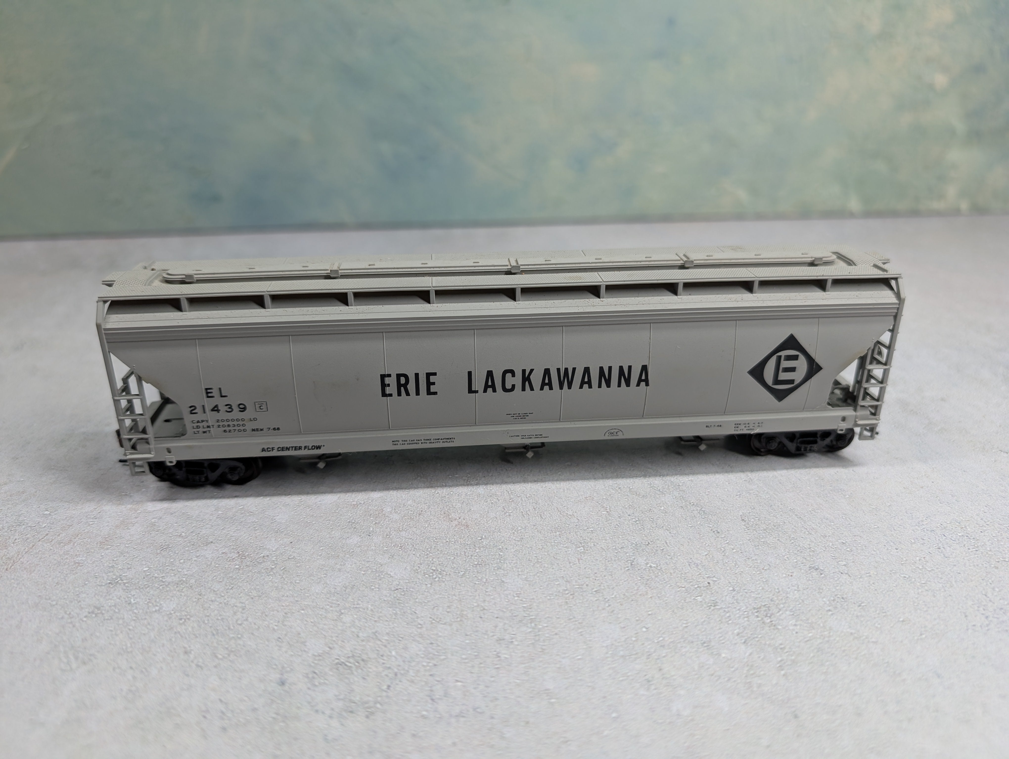 USED Accurail HO Scale ACF Centerflow 3 Bay Covered Hopper Erie Lackawanna EL #21439