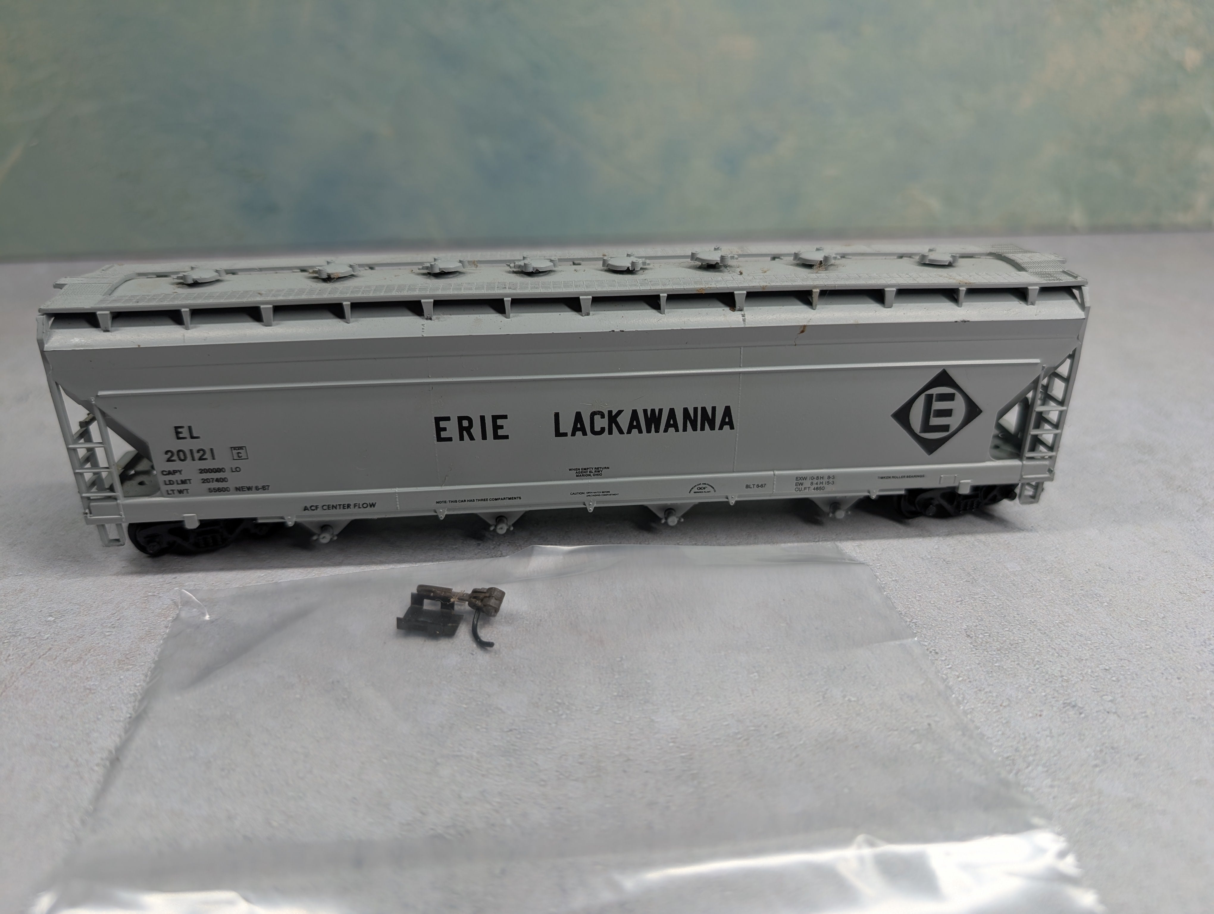 USED Athearn HO Scale ACF Centerflow 4 Bay Covered Hopper Erie Lackawanna EL #20121