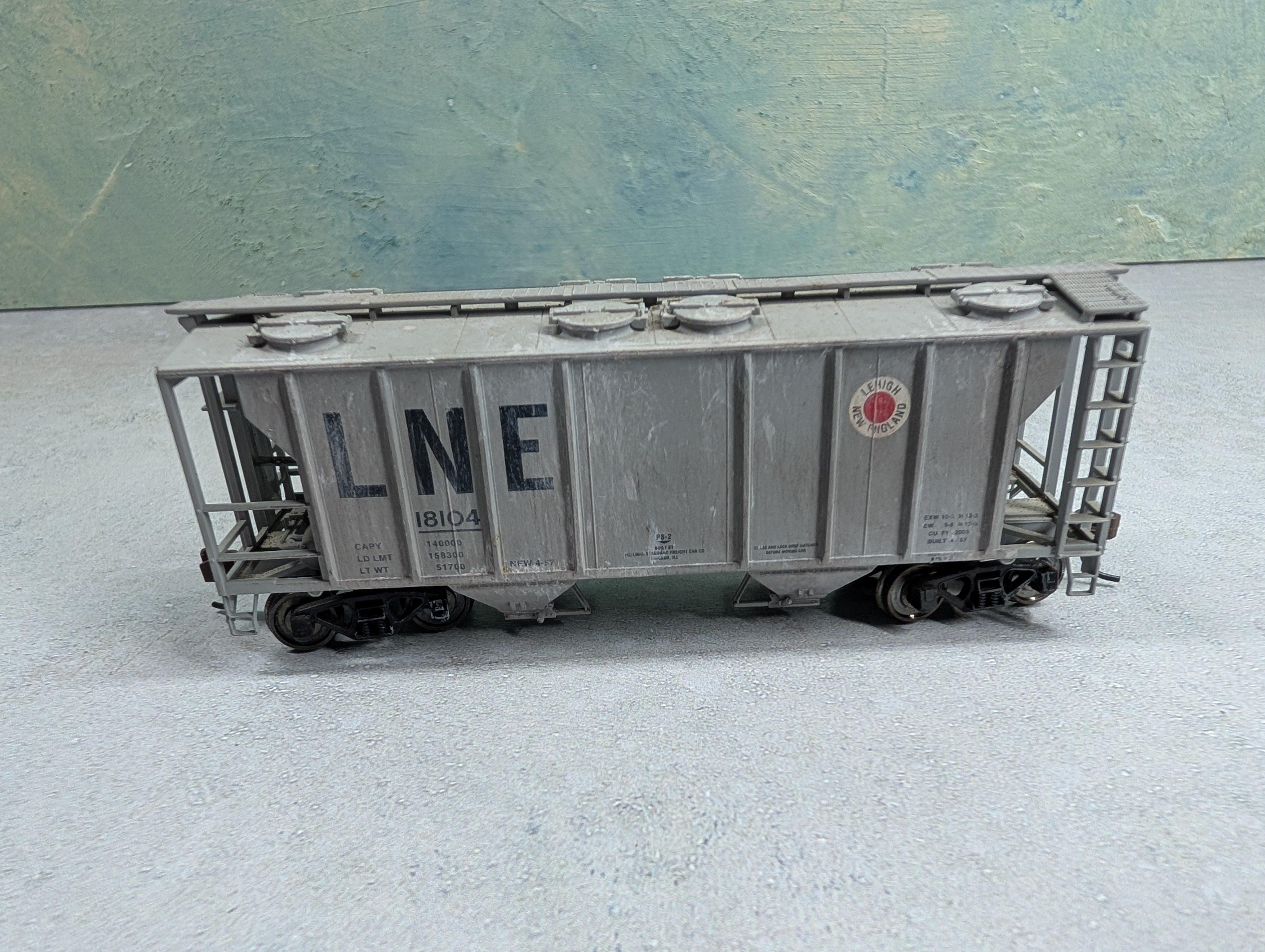 USED Atlas HO Scale 2 Bay Covered Hopper Lehigh and New England LNE #18104 Weathered