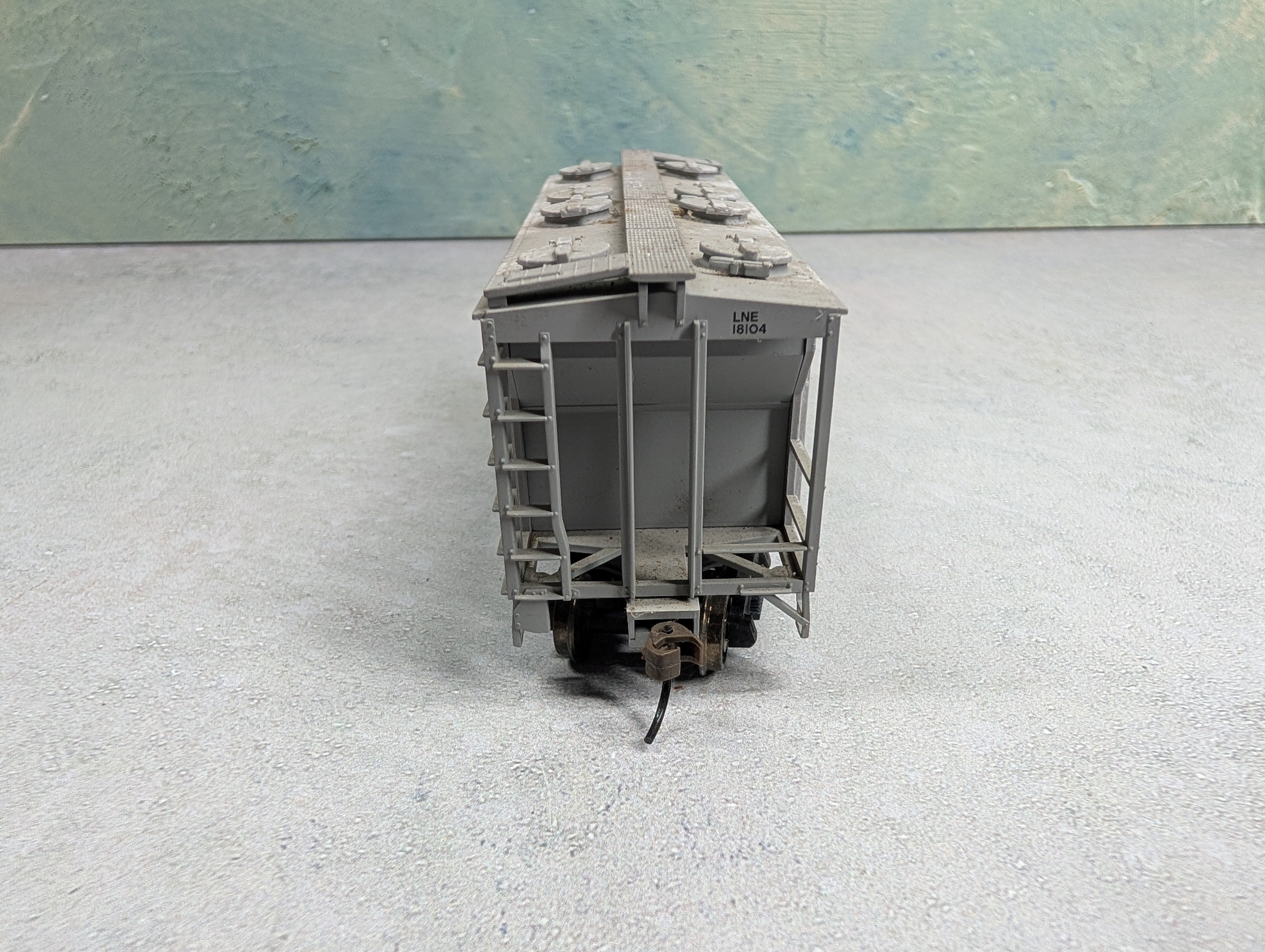 USED Atlas HO Scale 2 Bay Covered Hopper Lehigh and New England LNE #18104 Weathered