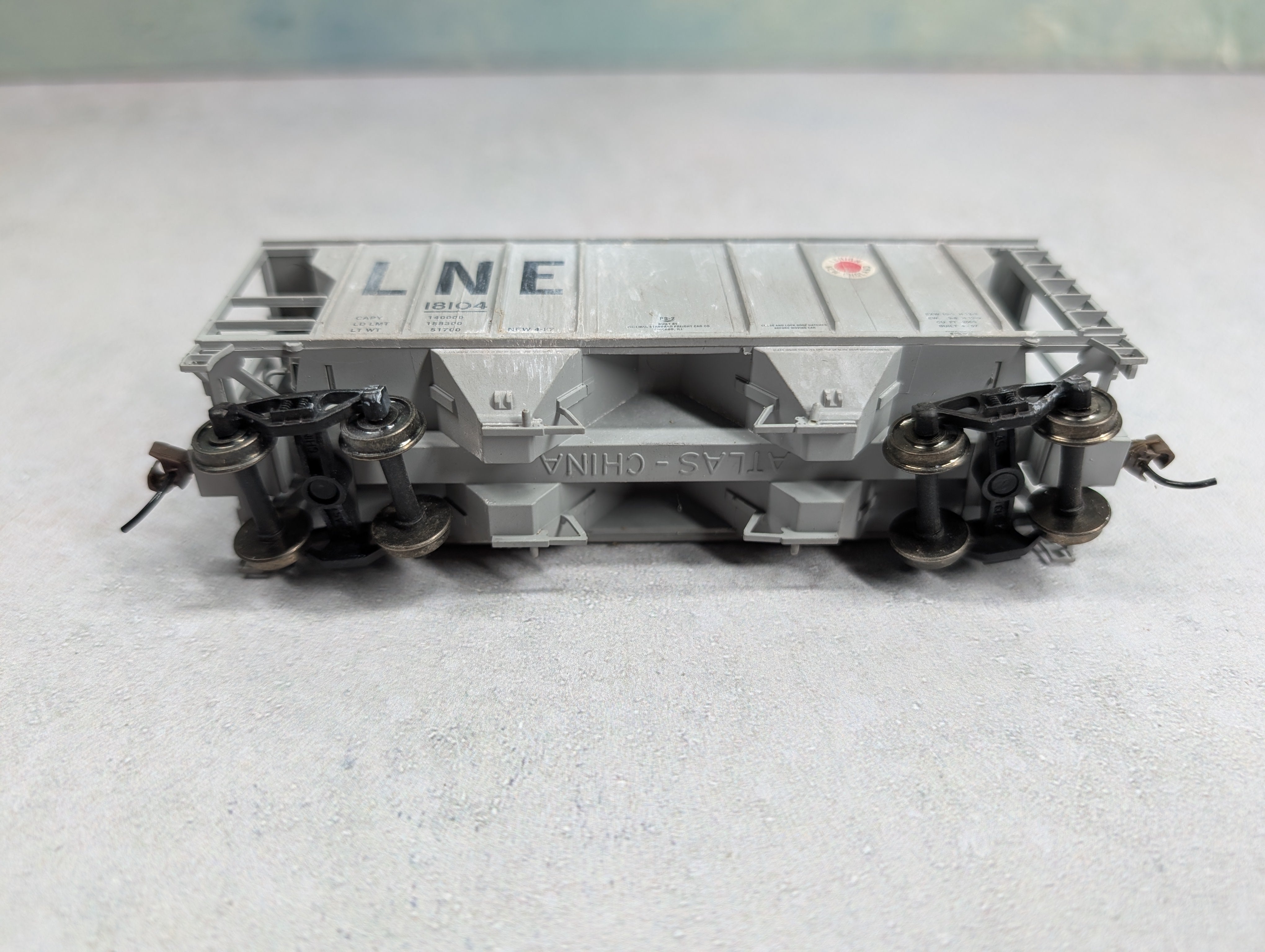 USED Atlas HO Scale 2 Bay Covered Hopper Lehigh and New England LNE #18104 Weathered