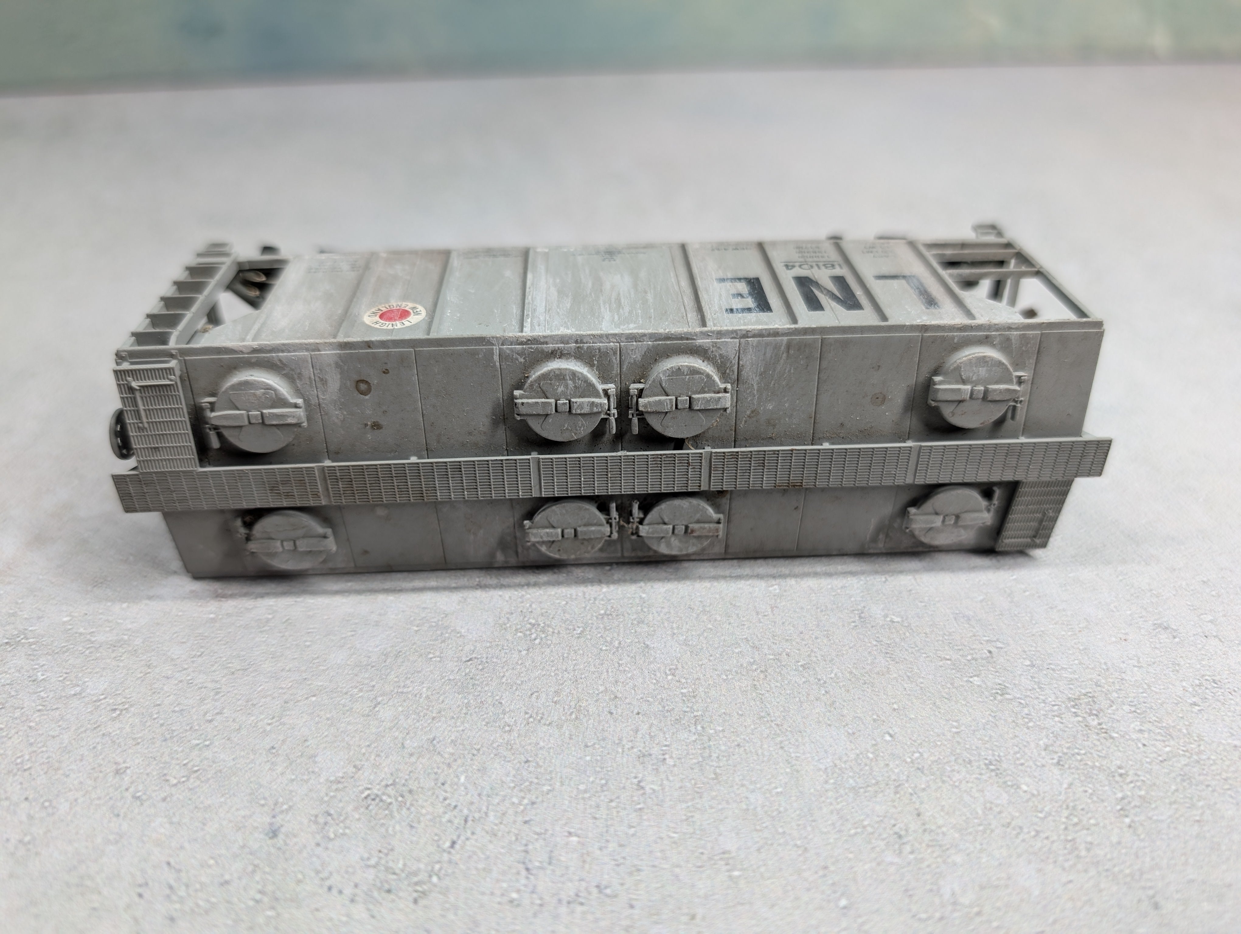 USED Atlas HO Scale 2 Bay Covered Hopper Lehigh and New England LNE #18104 Weathered