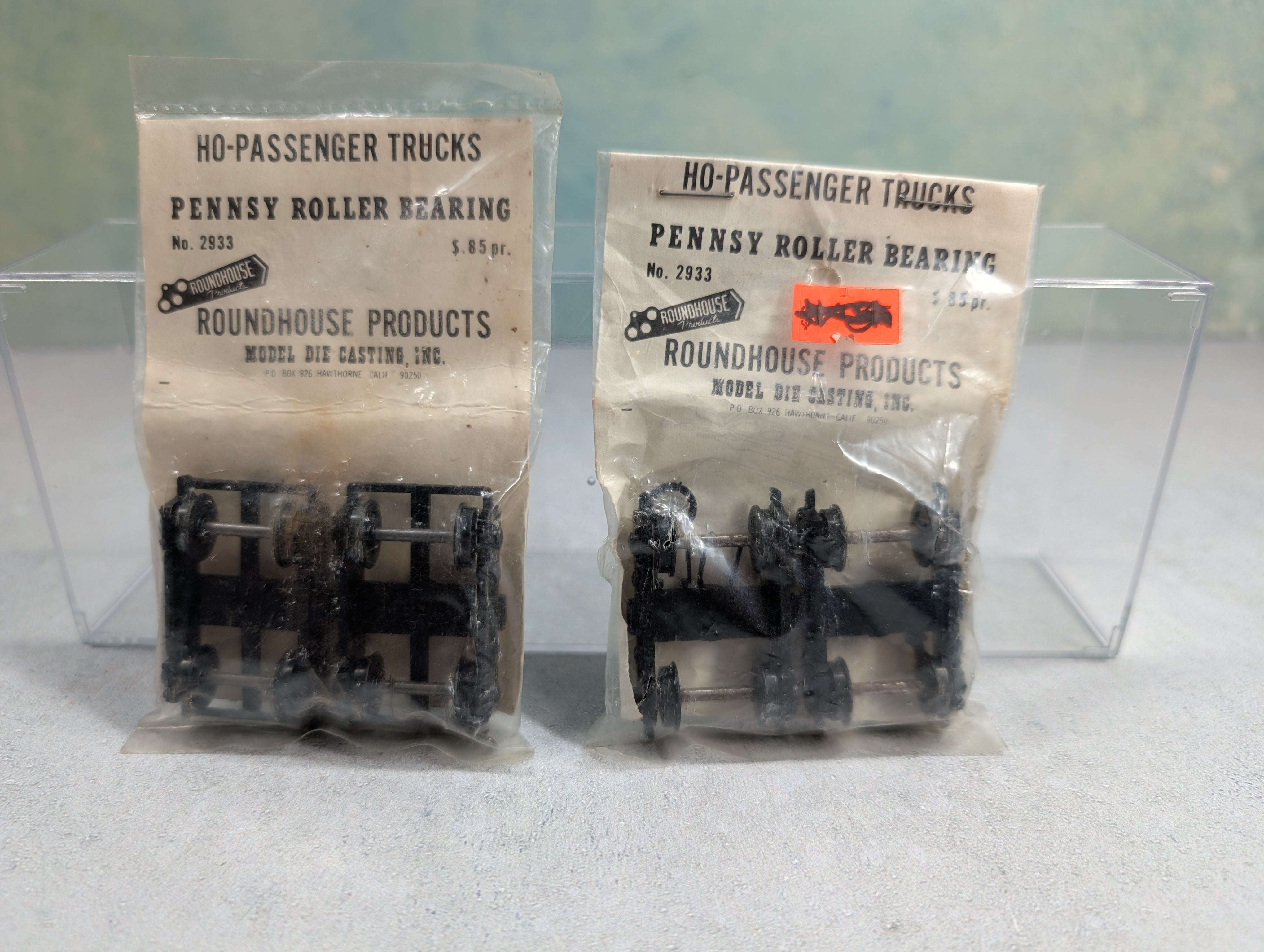 Roundhouse 2933 HO Scale Penny Roller Bearing Passenger Trucks (2 Pairs pcs)