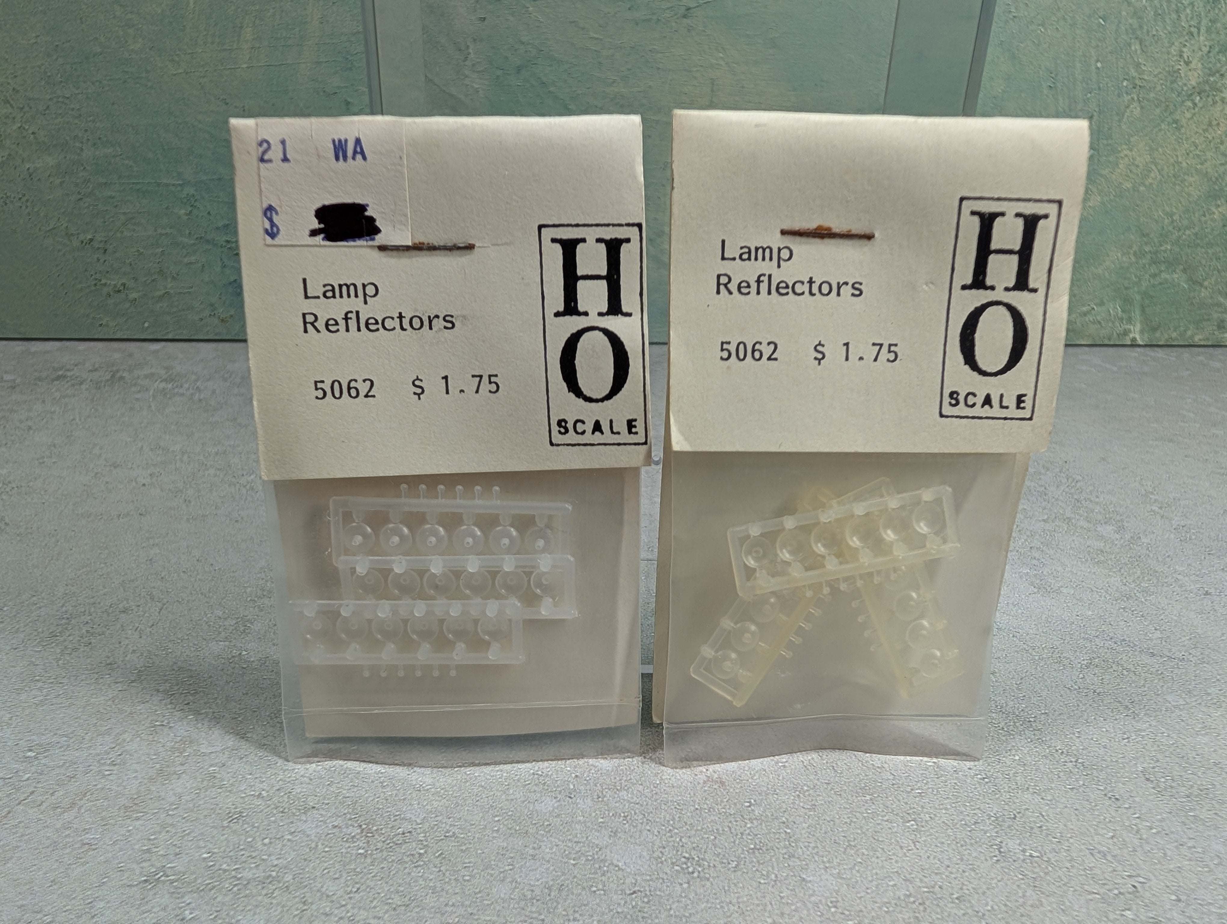 Grandt Line 5062 HO Scale Lamp Reflectors (32 pcs)