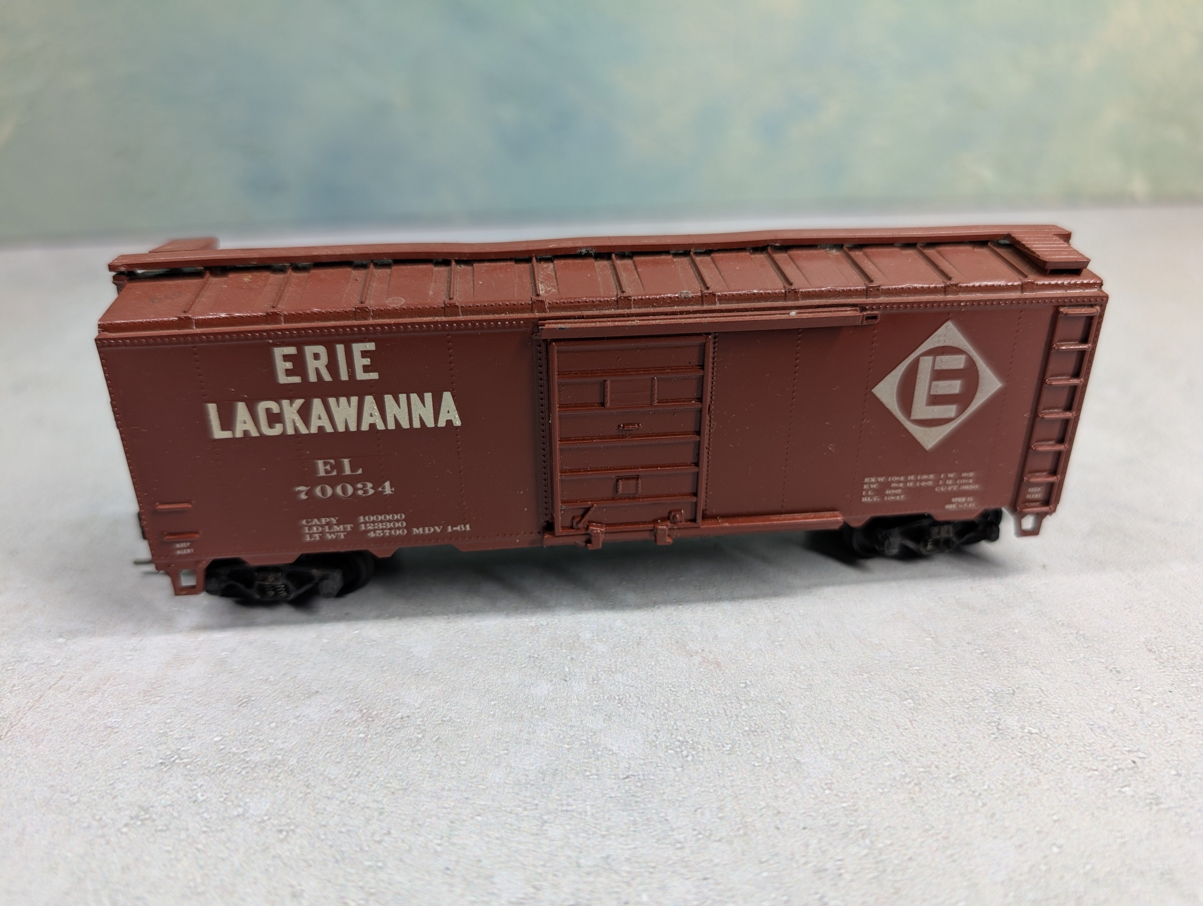 USED Roundhouse HO Scale 40' Box Car Erie Lackawanna EL #70034 Decals