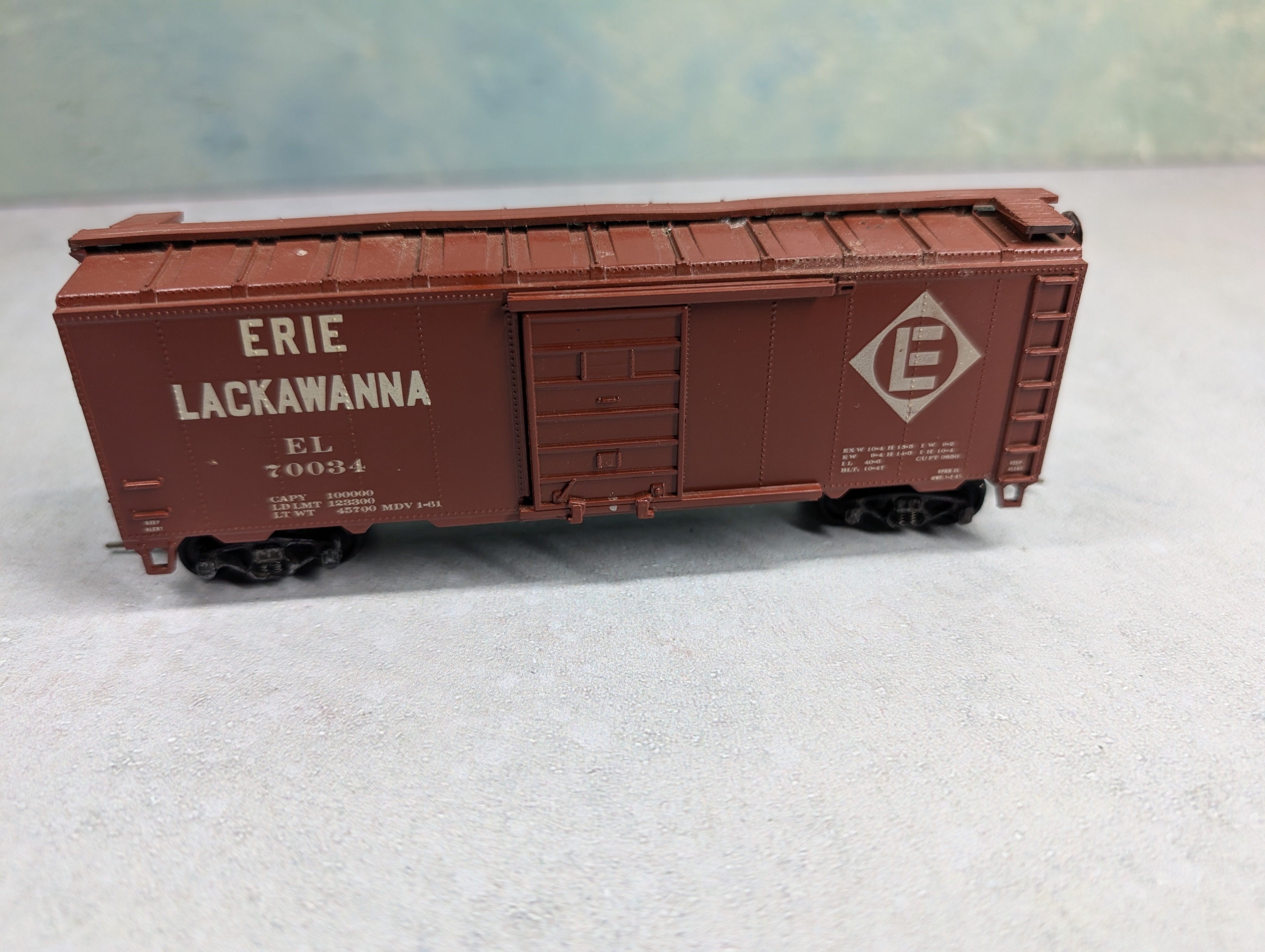 USED Roundhouse HO Scale 40' Box Car Erie Lackawanna EL #70034 Decals