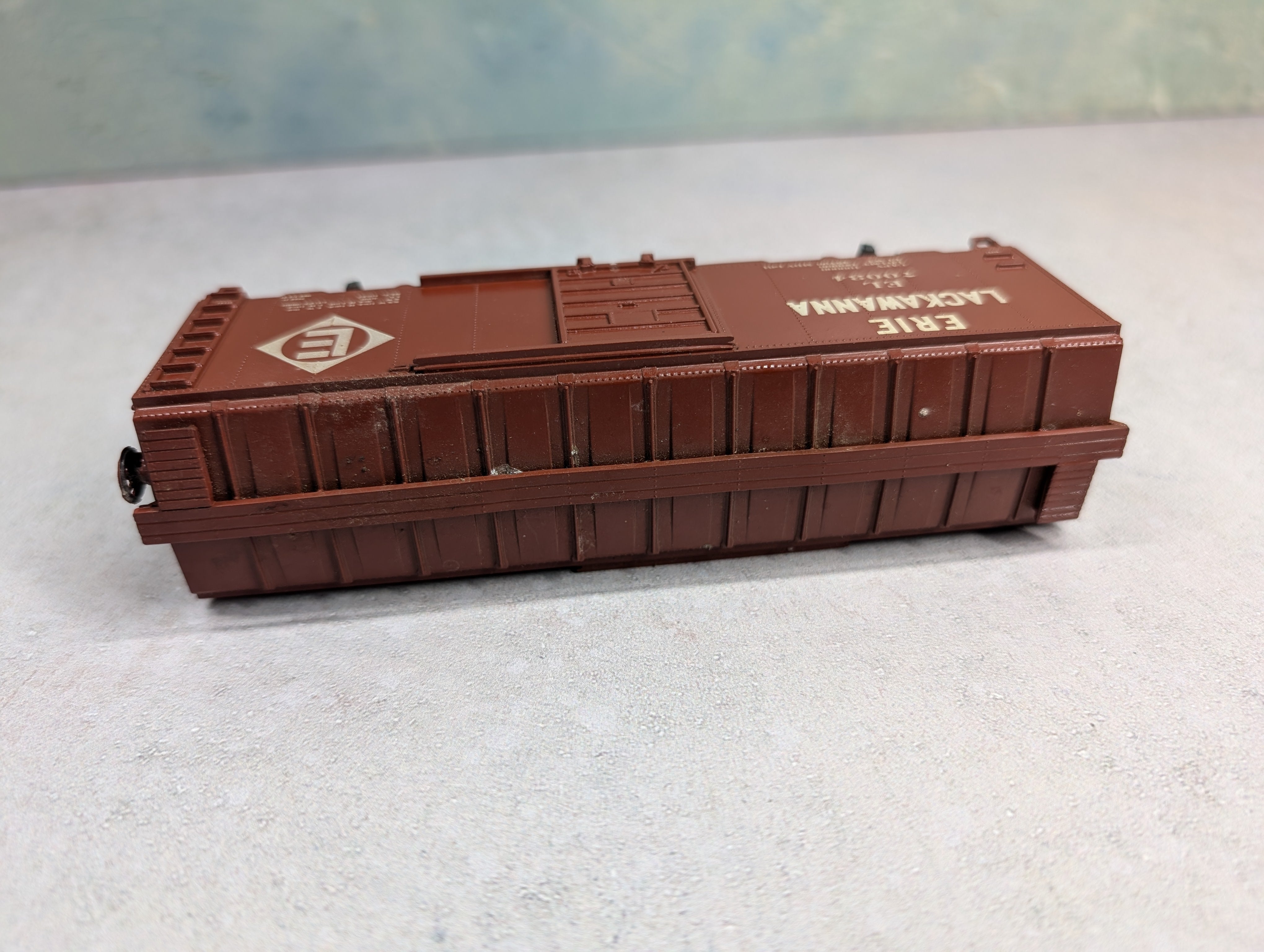 USED Roundhouse HO Scale 40' Box Car Erie Lackawanna EL #70034 Decals