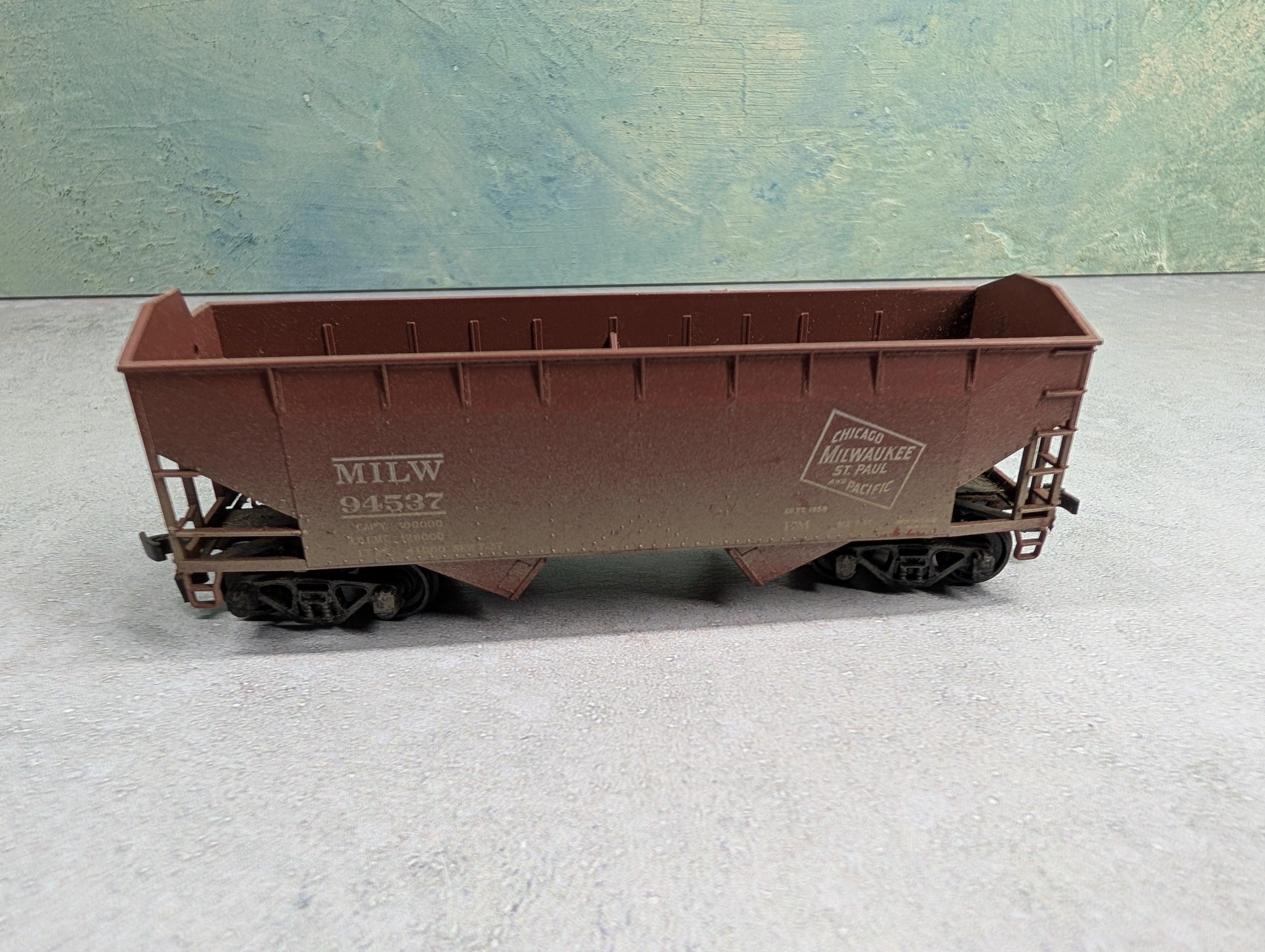 USED Athearn HO Scale 2 Bay Hopper Milwaukee Road MILW #94537 Weathered