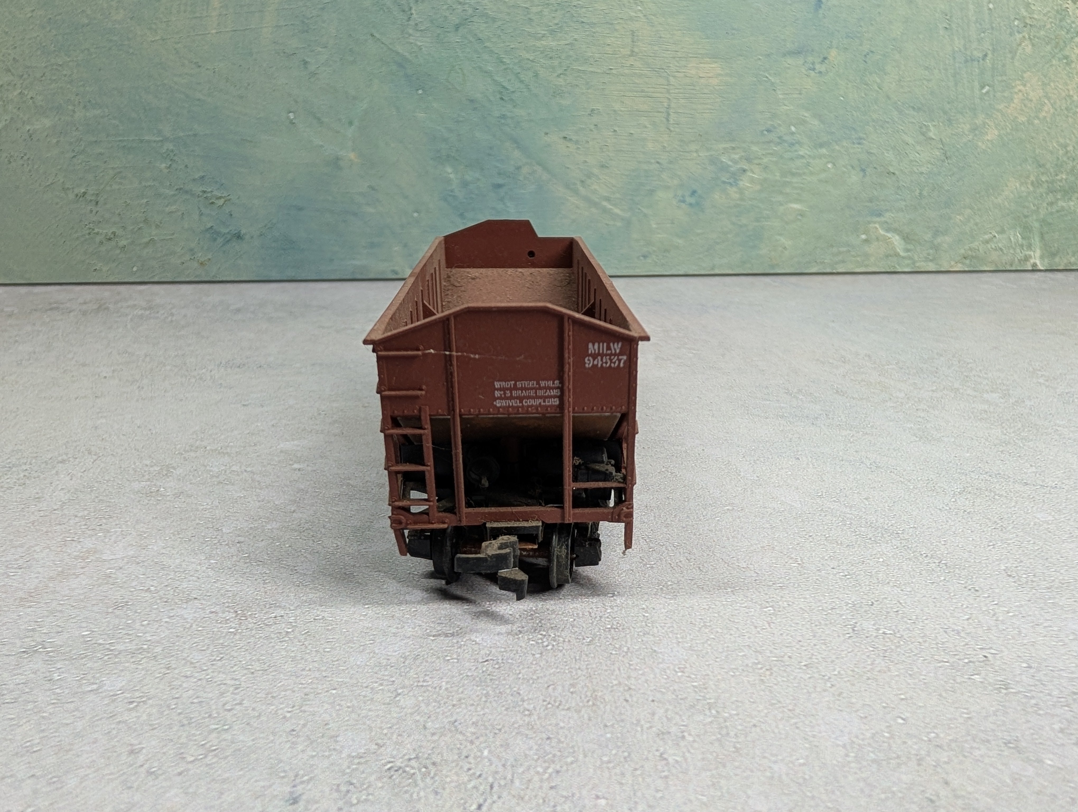 USED Athearn HO Scale 2 Bay Hopper Milwaukee Road MILW #94537 Weathered