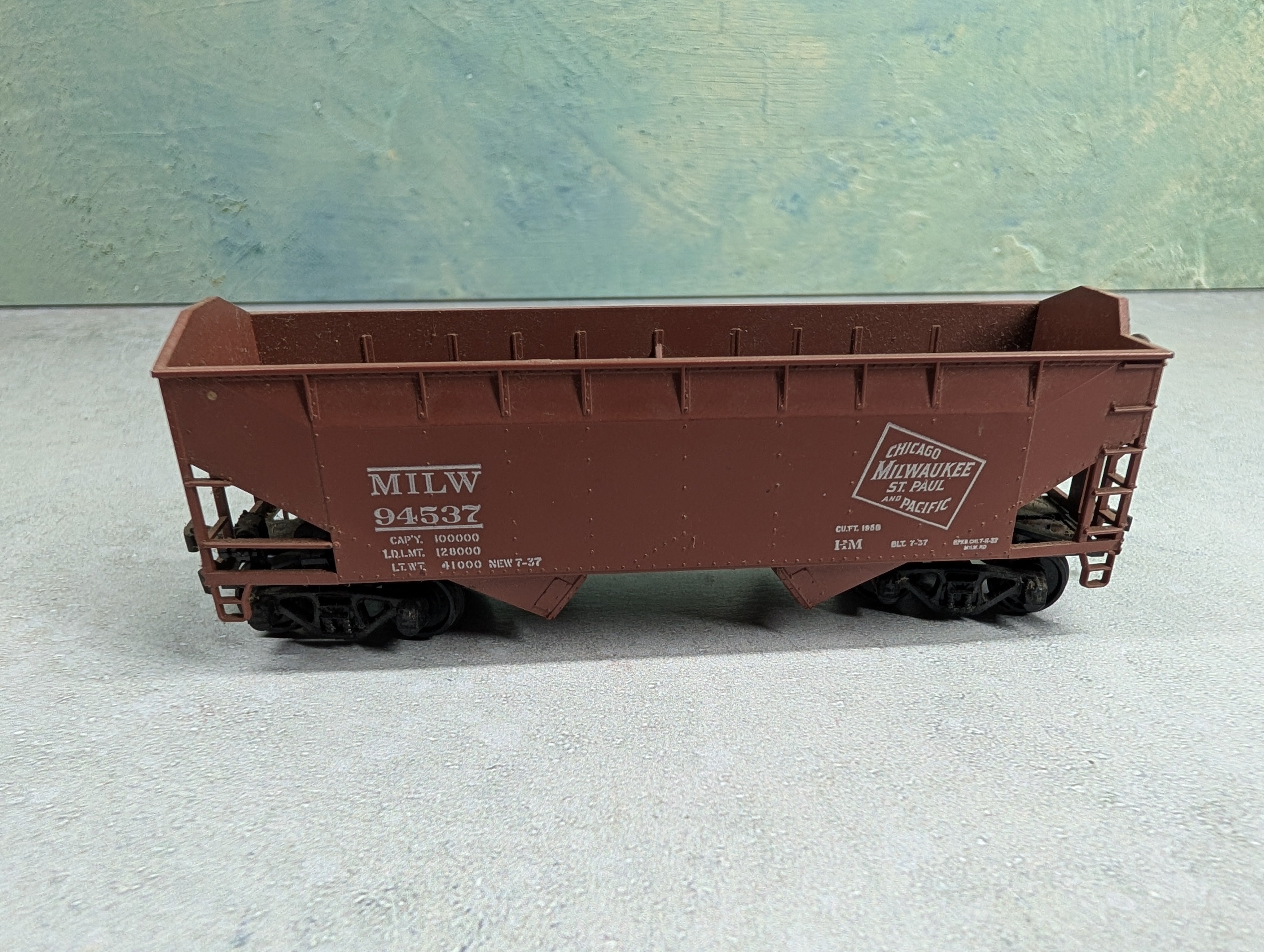 USED Athearn HO Scale 2 Bay Hopper Milwaukee Road MILW #94537 Weathered