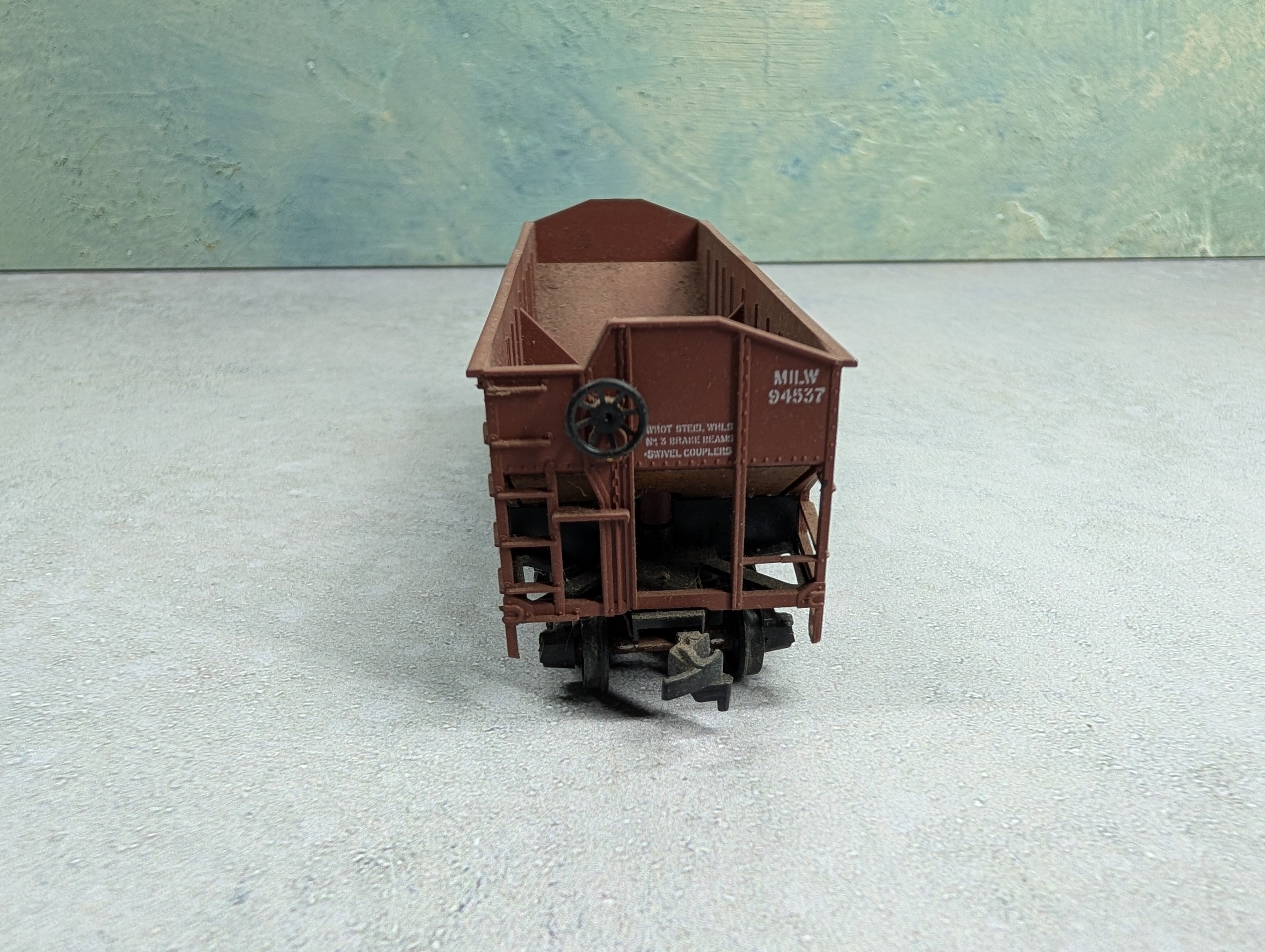 USED Athearn HO Scale 2 Bay Hopper Milwaukee Road MILW #94537 Weathered