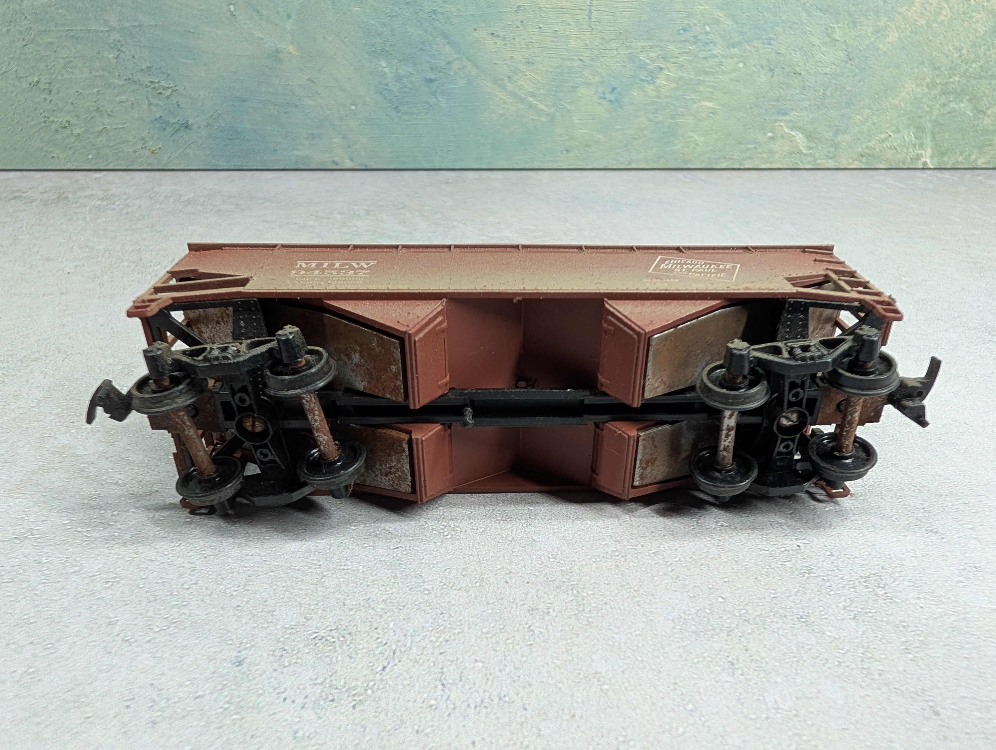 USED Athearn HO Scale 2 Bay Hopper Milwaukee Road MILW #94537 Weathered