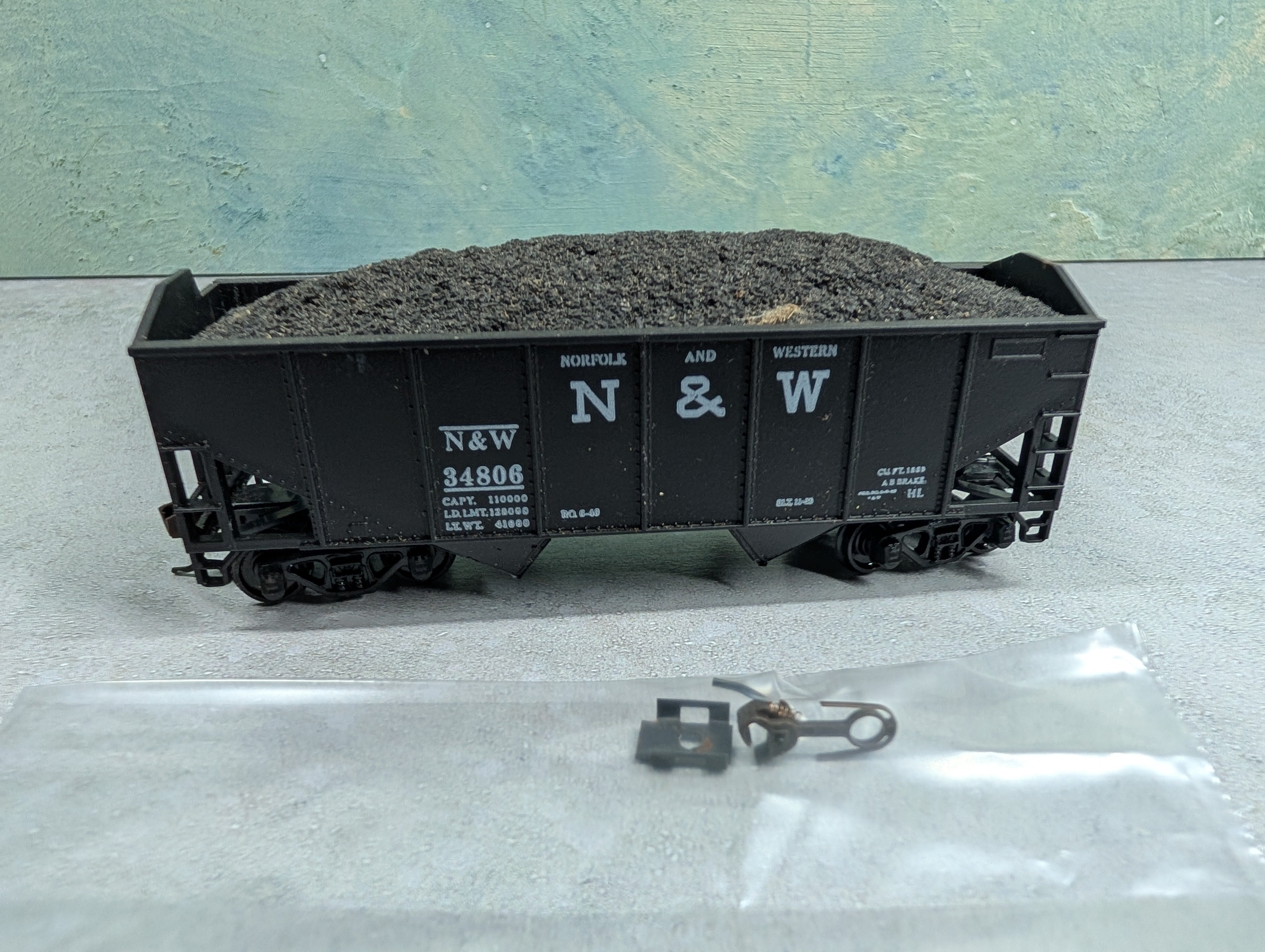 USED Athearn HO Scale 2 Bay Hopper Norfolk & Western N&W #34806 w/ Coal Load