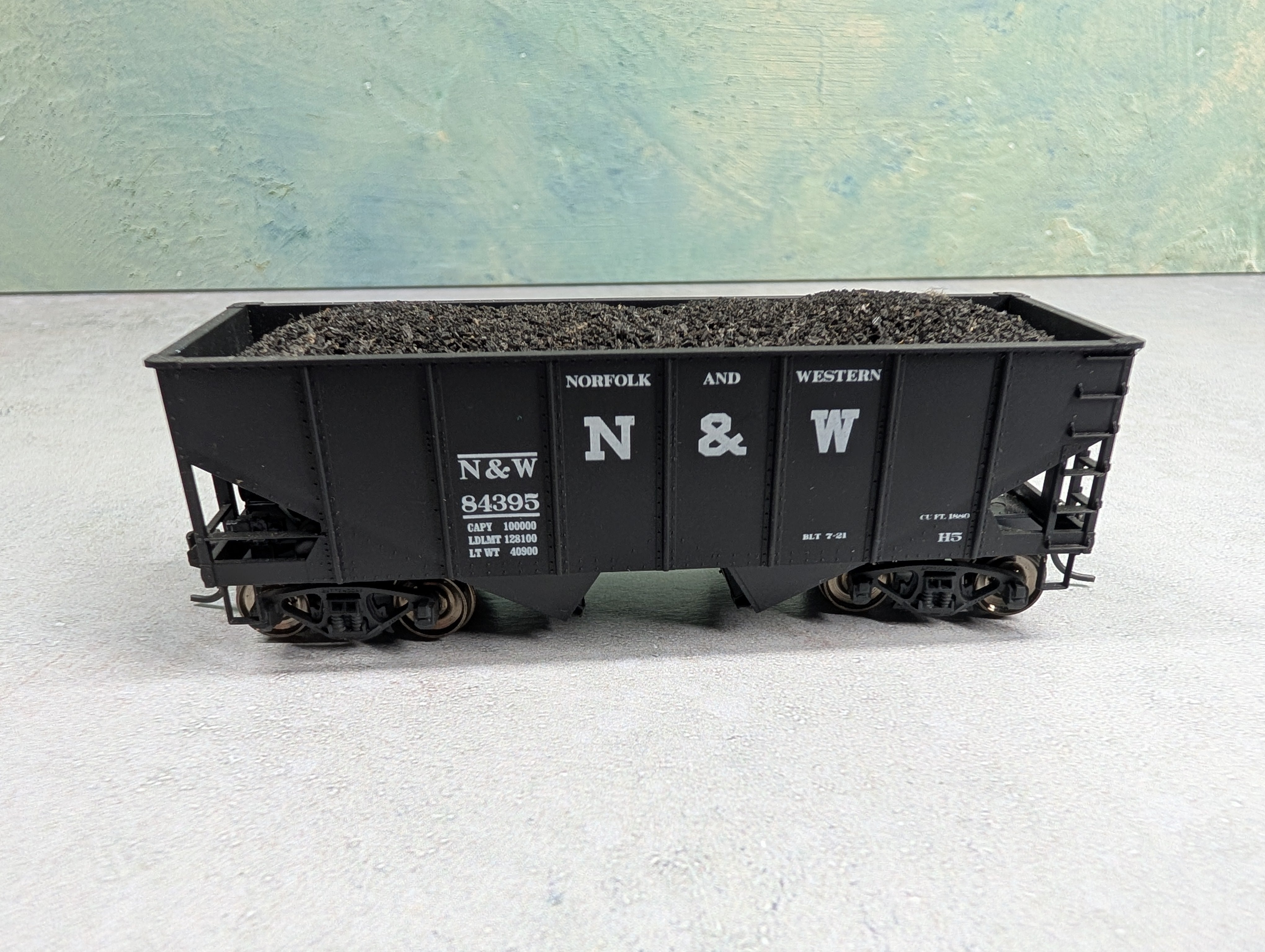 USED Accurail HO Scale 50 Ton 2 Bay Hopper Norfolk & Western N&W #84395 w/ Coal Load
