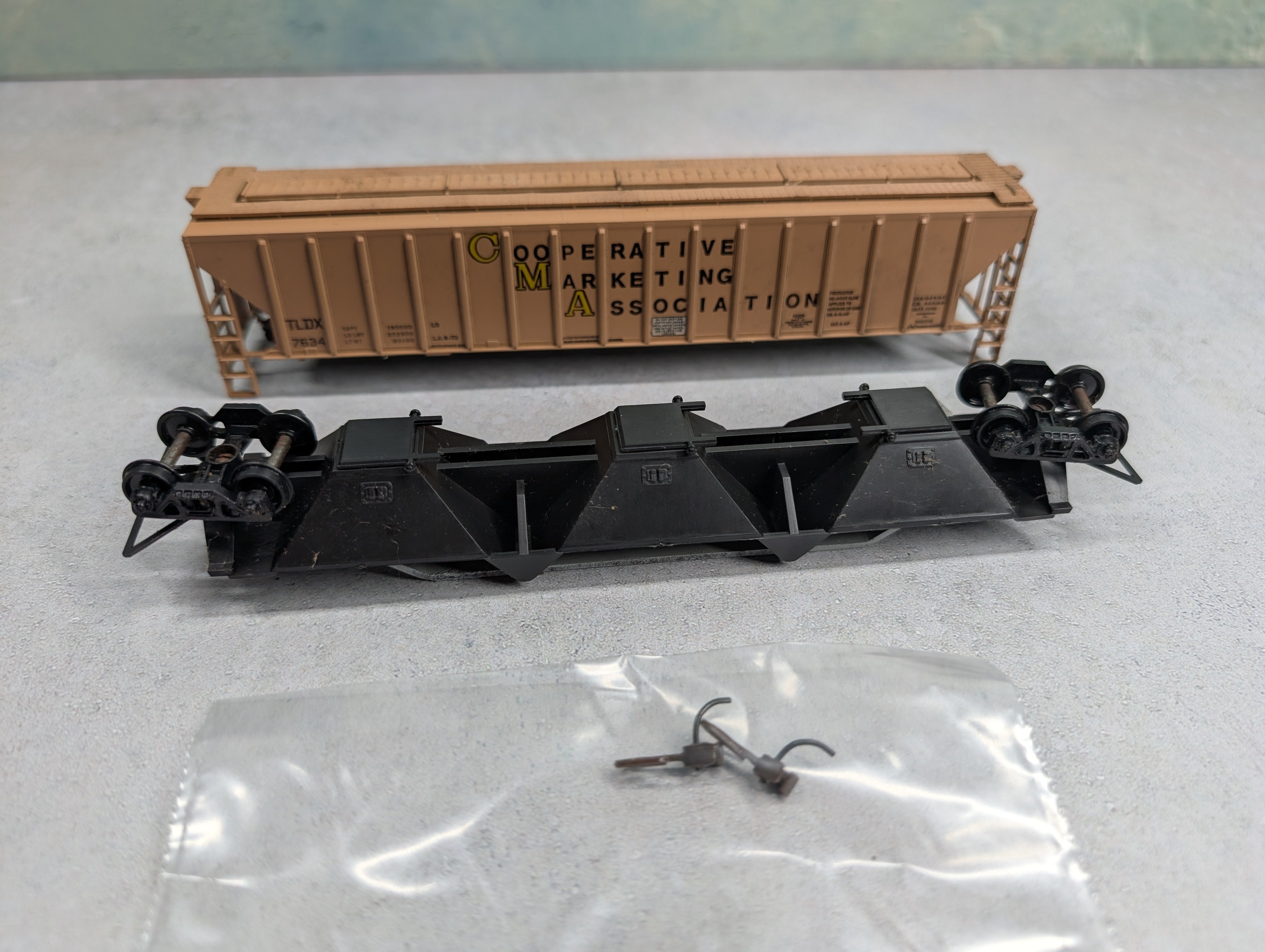 USED Athearn HO Scale 3 Bay Covered Hopper Cooperative Marketing TLDX #7634