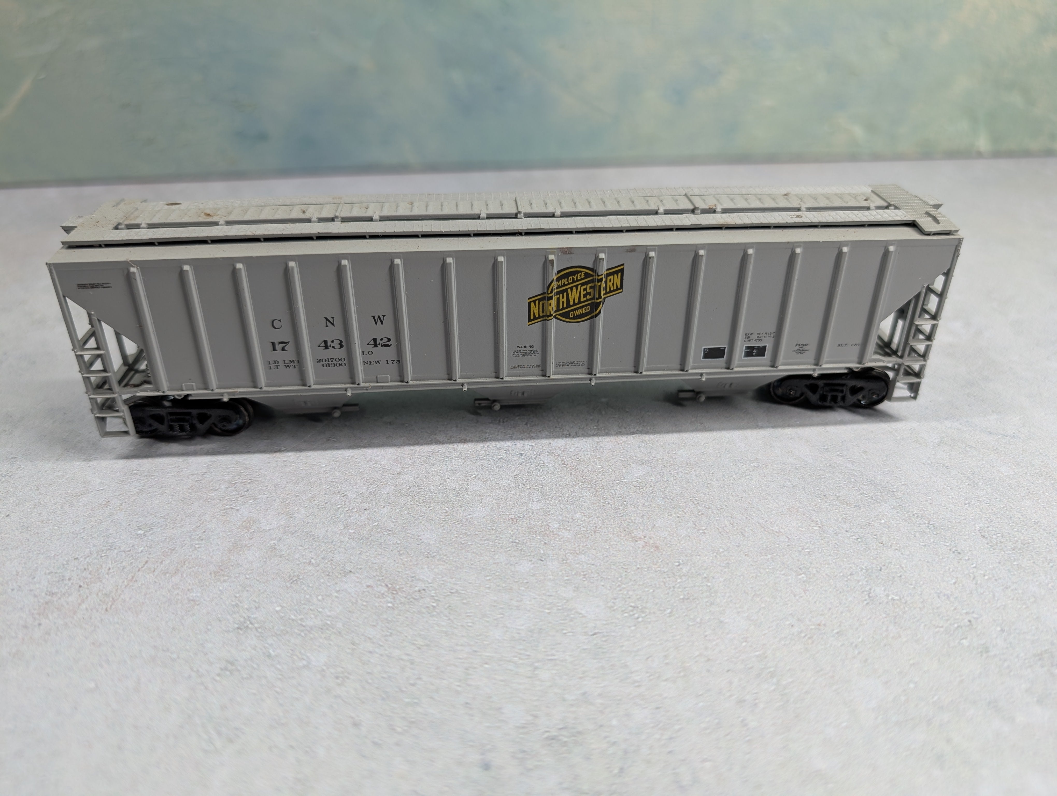 USED Athearn HO Scale 3 Bay Covered Hopper Chicago & North Western CNW #174342