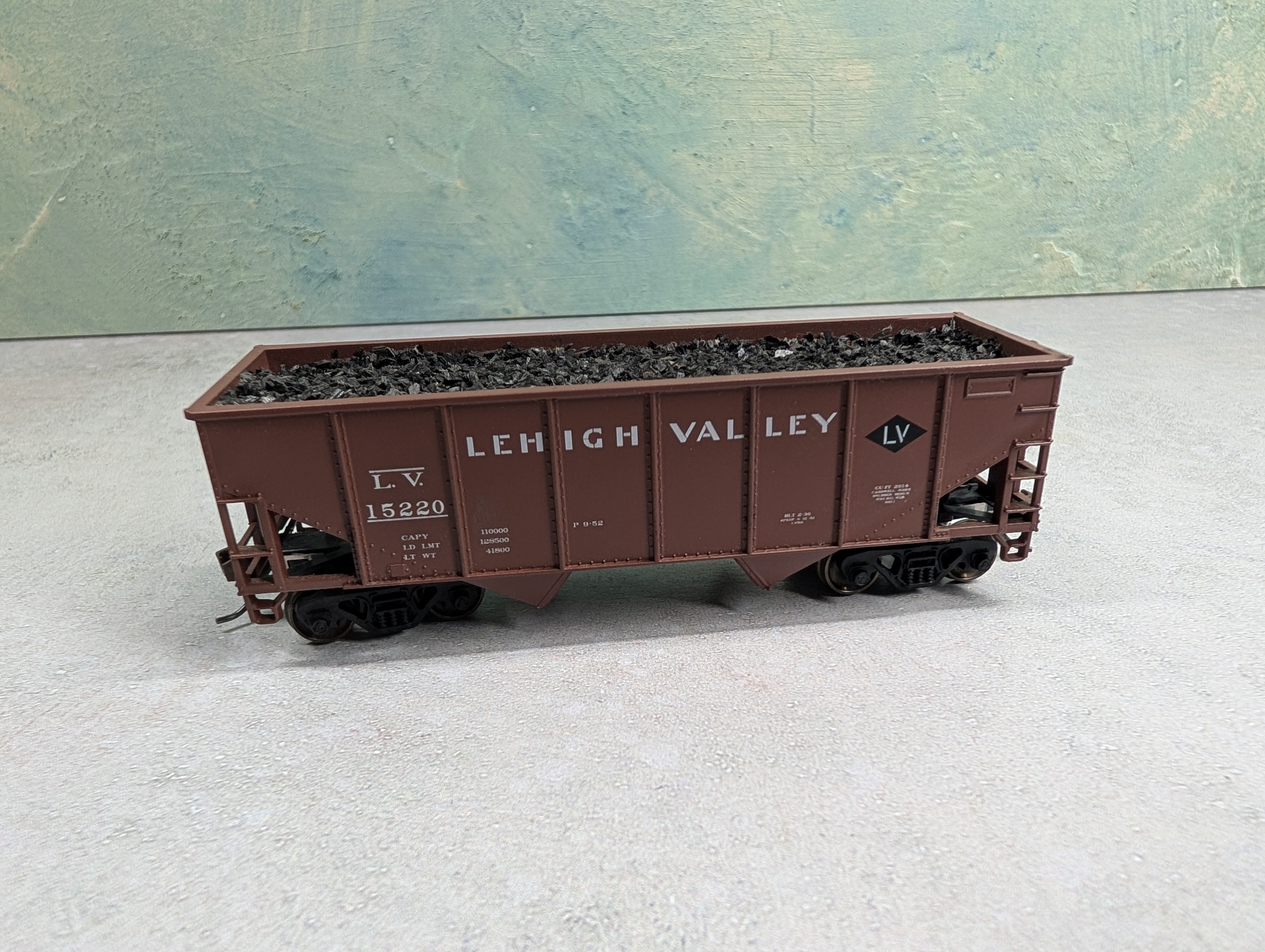 USED Athearn HO Scale 2 Bay Open Hopper w/ Coal Load Lehigh Valley LV #15220