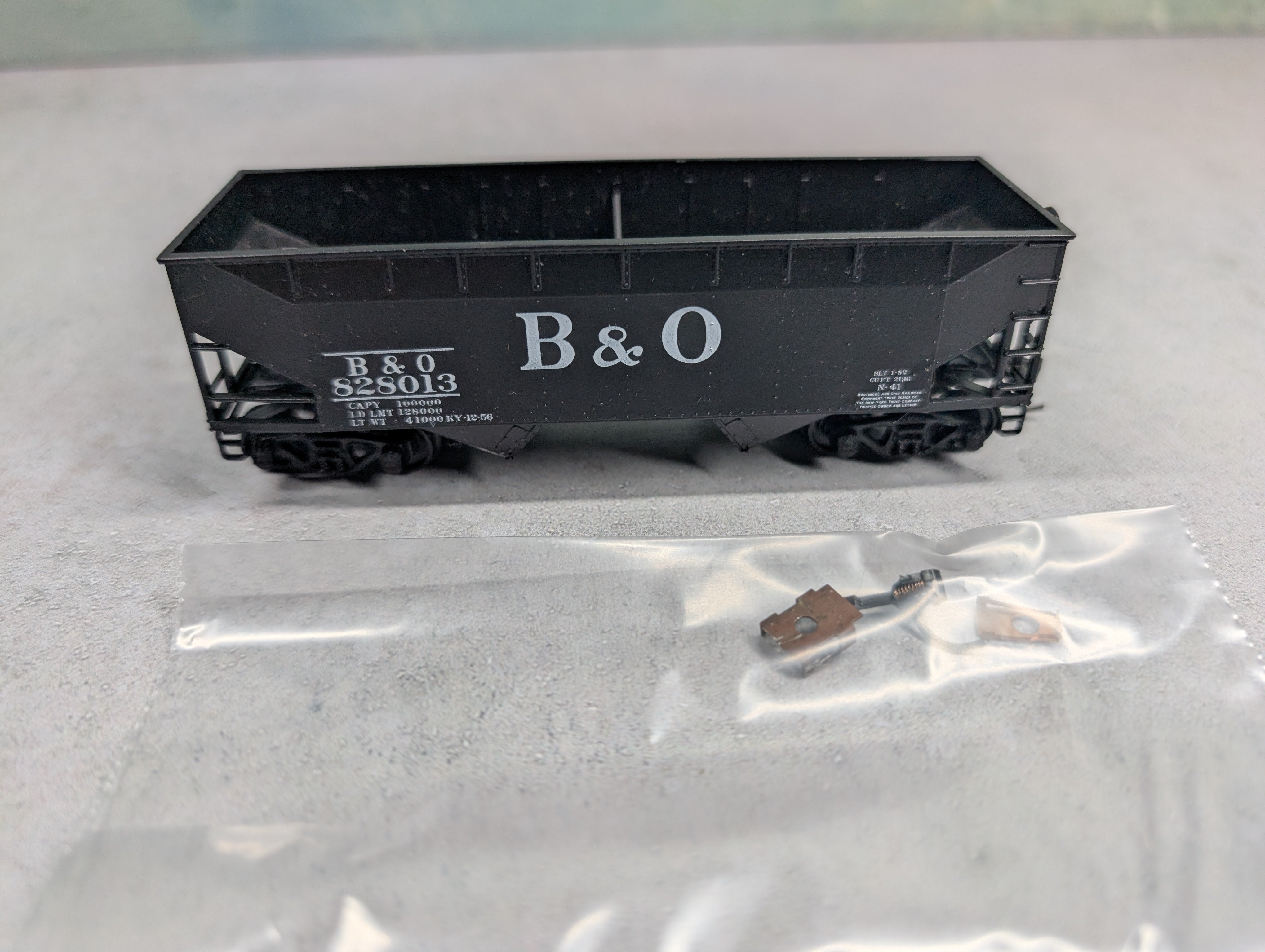 USED Athearn HO Scale 2 Bay Open Hopper Baltimore and Ohio B&O #828013