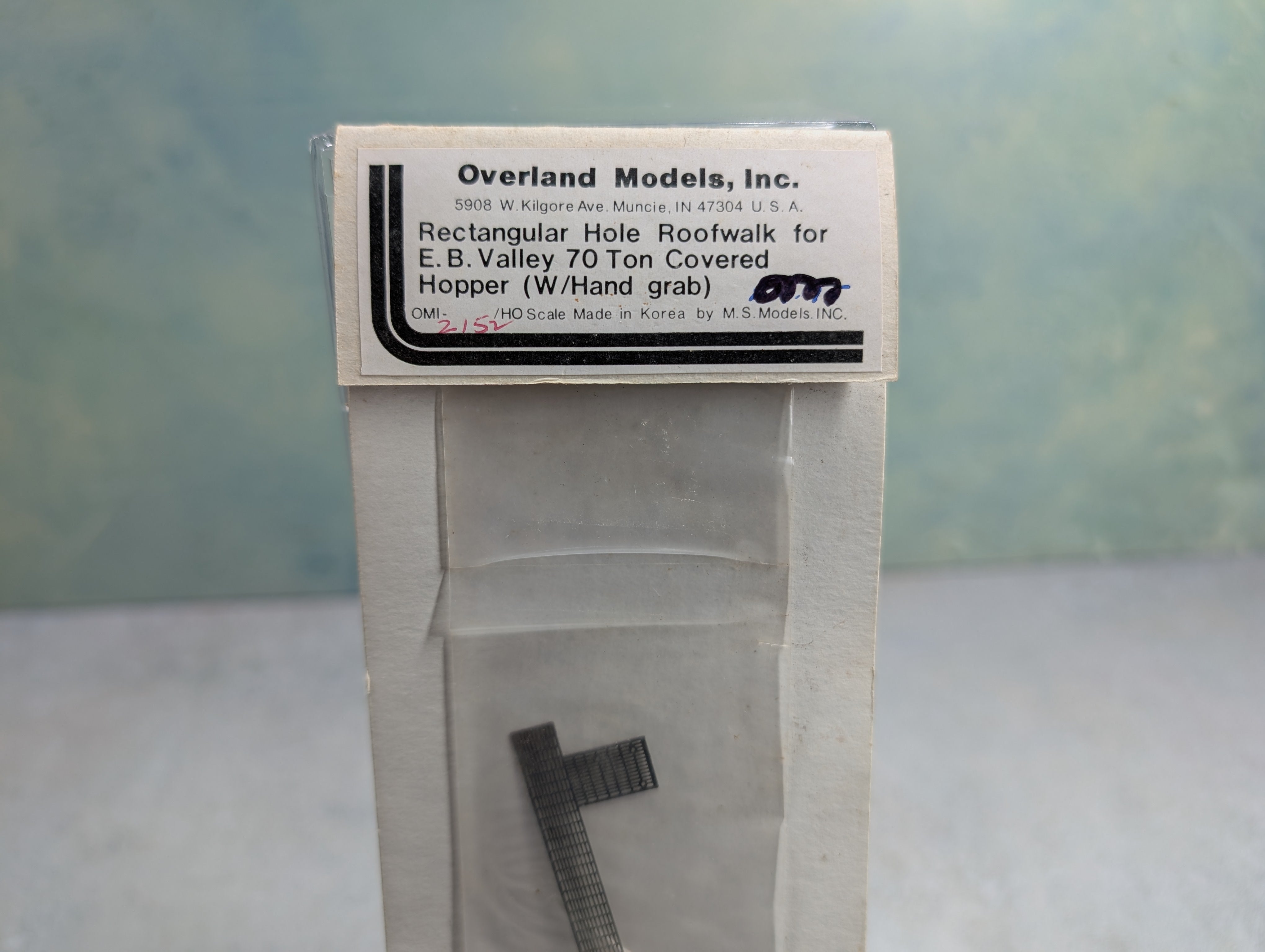 Overland Models 2152 HO Scale Rectangular Hole Roofwalk for EB Valley 70T Covered Hopper w/ Hand Grabs (1 pc)