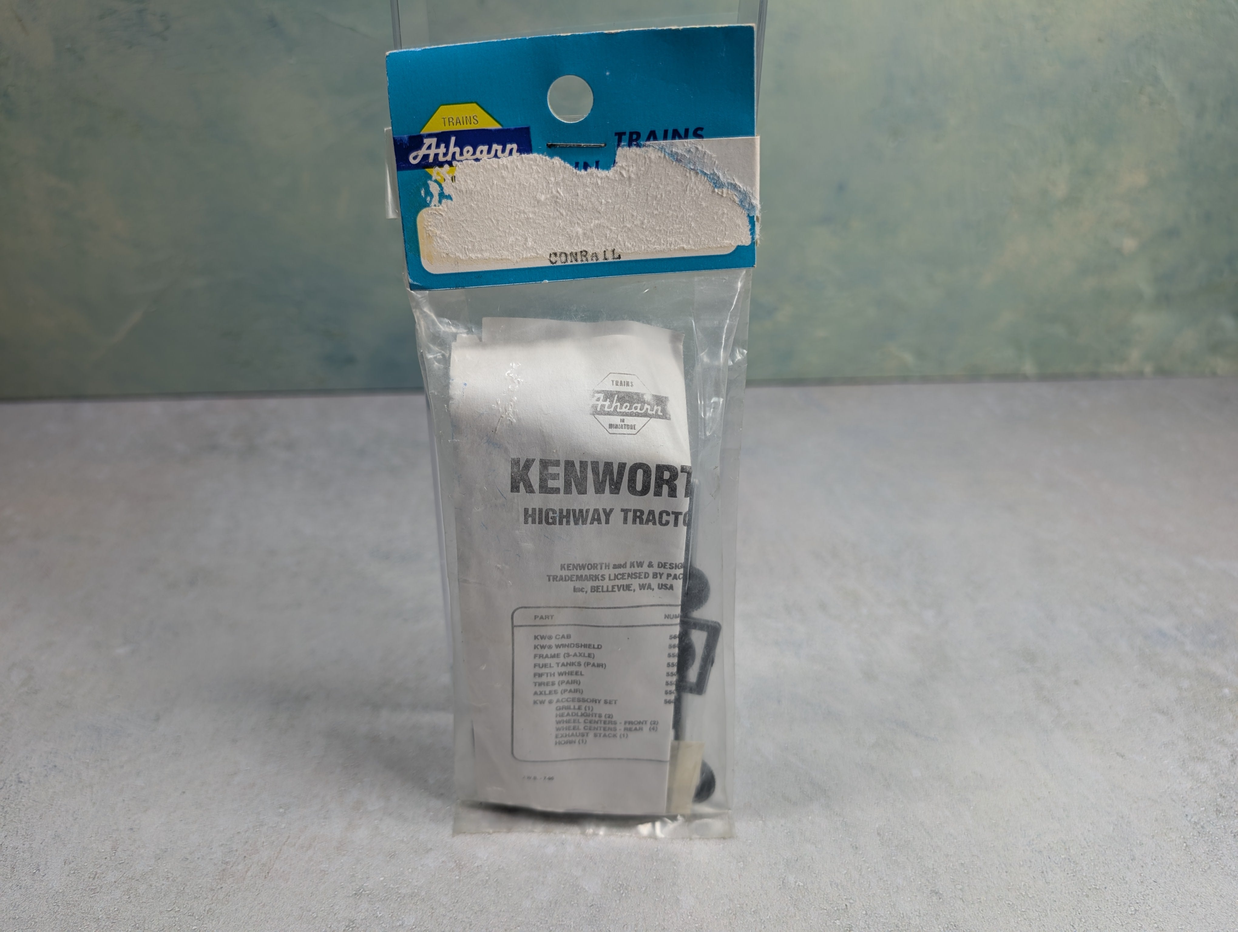 Athearn 5668 HO Scale Conventional Tractor Conrail KIT