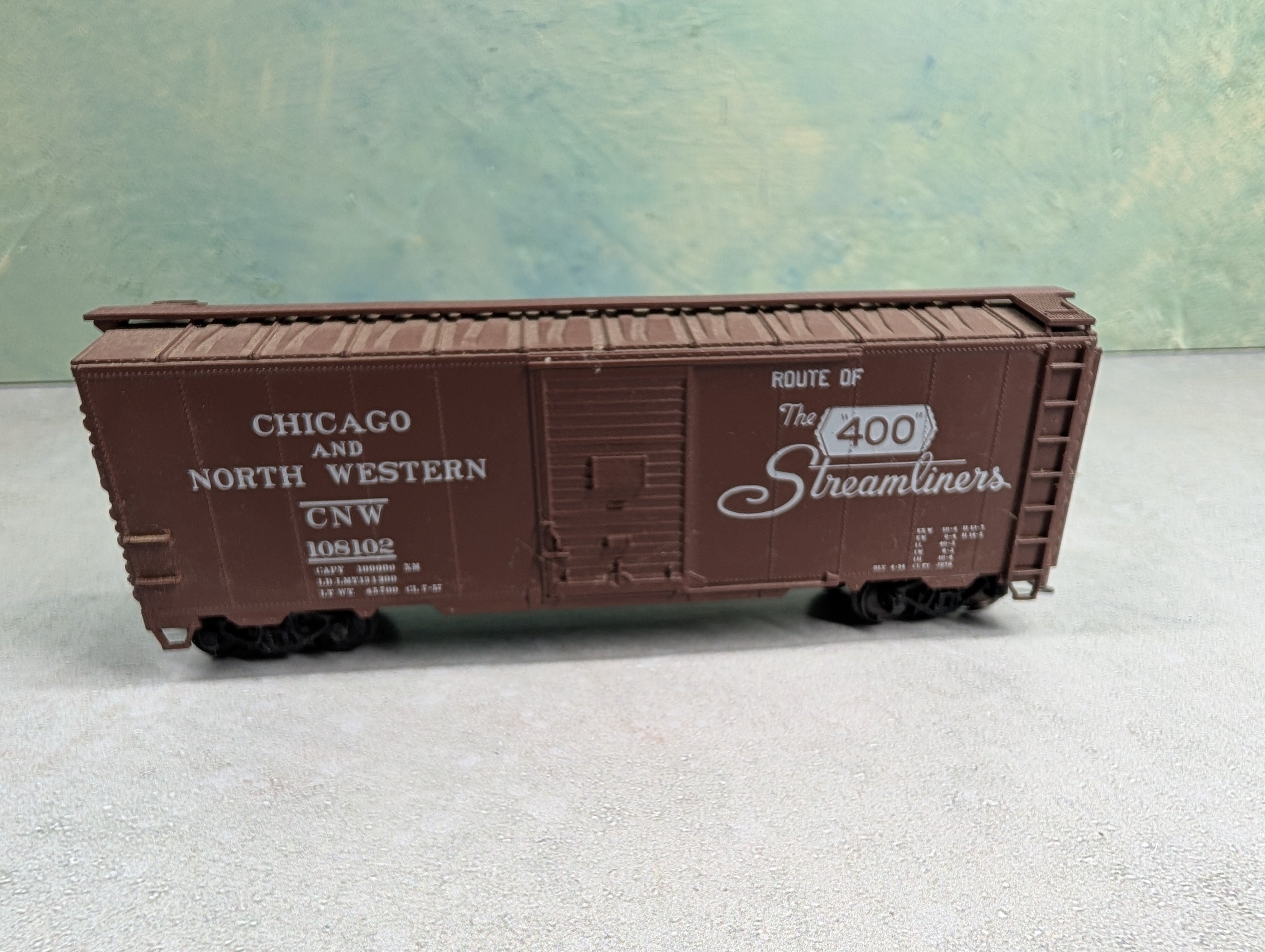 USED Accurail HO Scale 40' Box Car Chicago & North Western CNW #108102