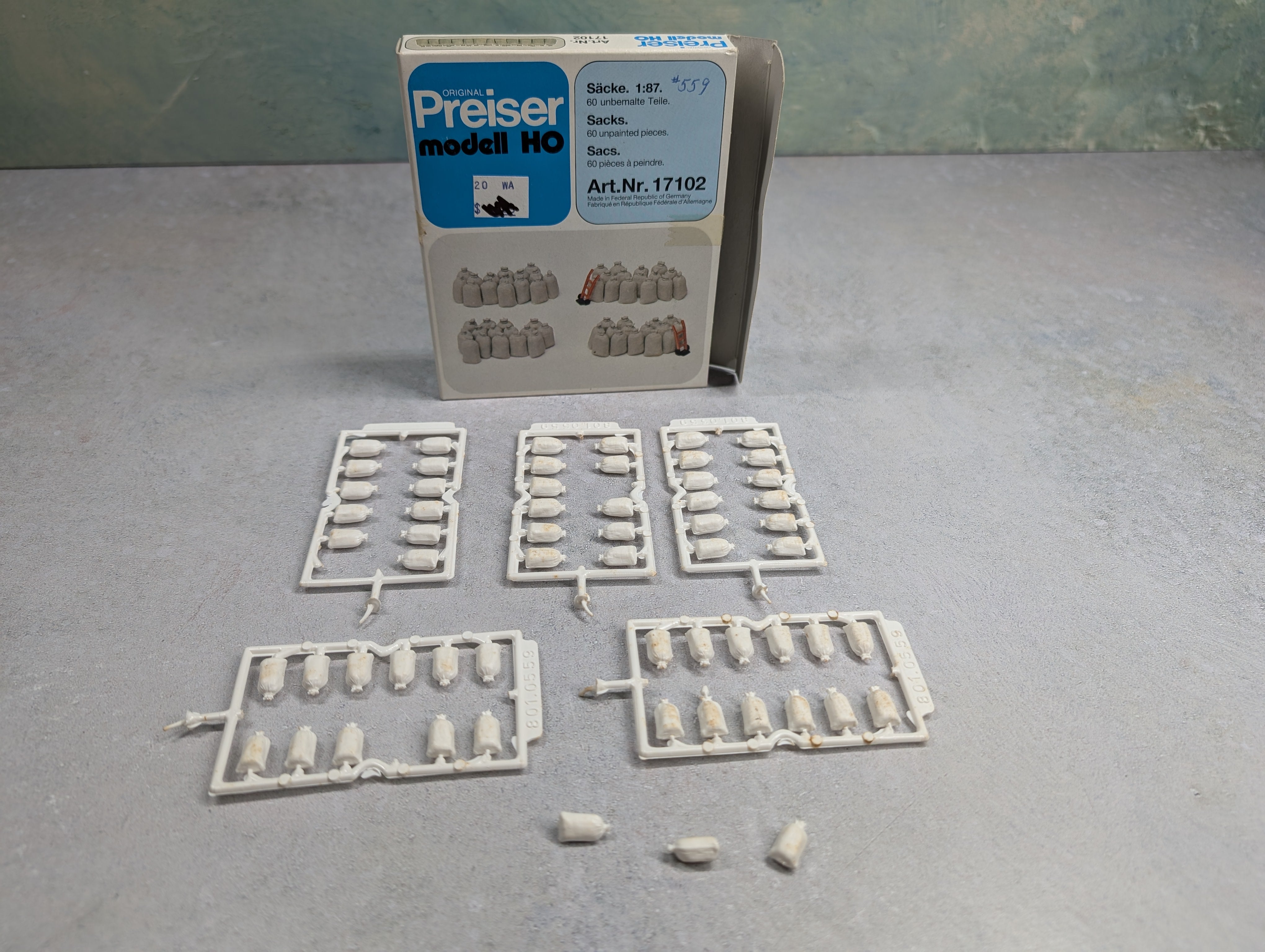 Presier 17102 HO Scale Unpainted Sacks (60 pcs)