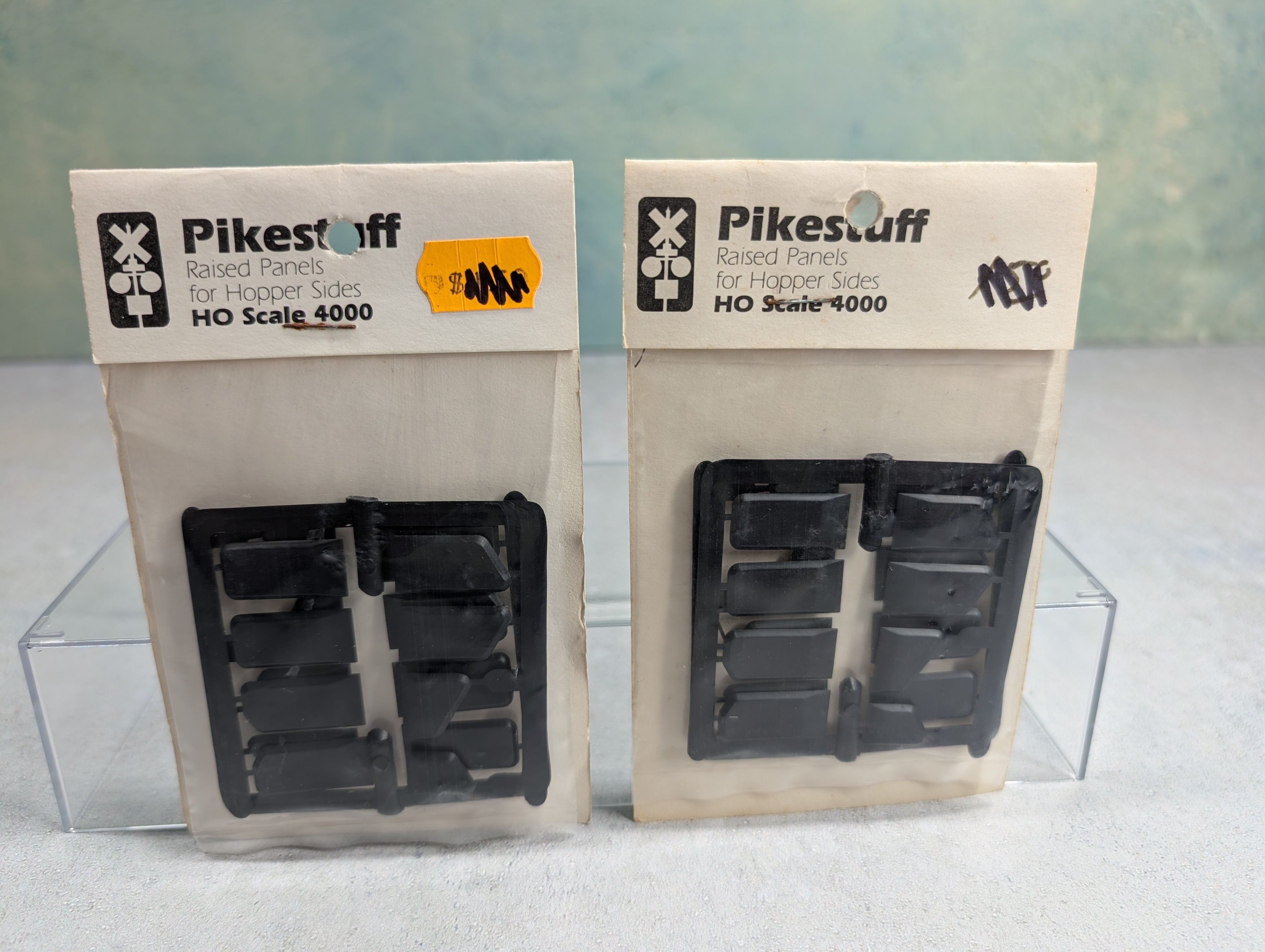 Pikestuff 4000 HO Scale Raised Panels for Hopper Sides, Black (32 pcs)