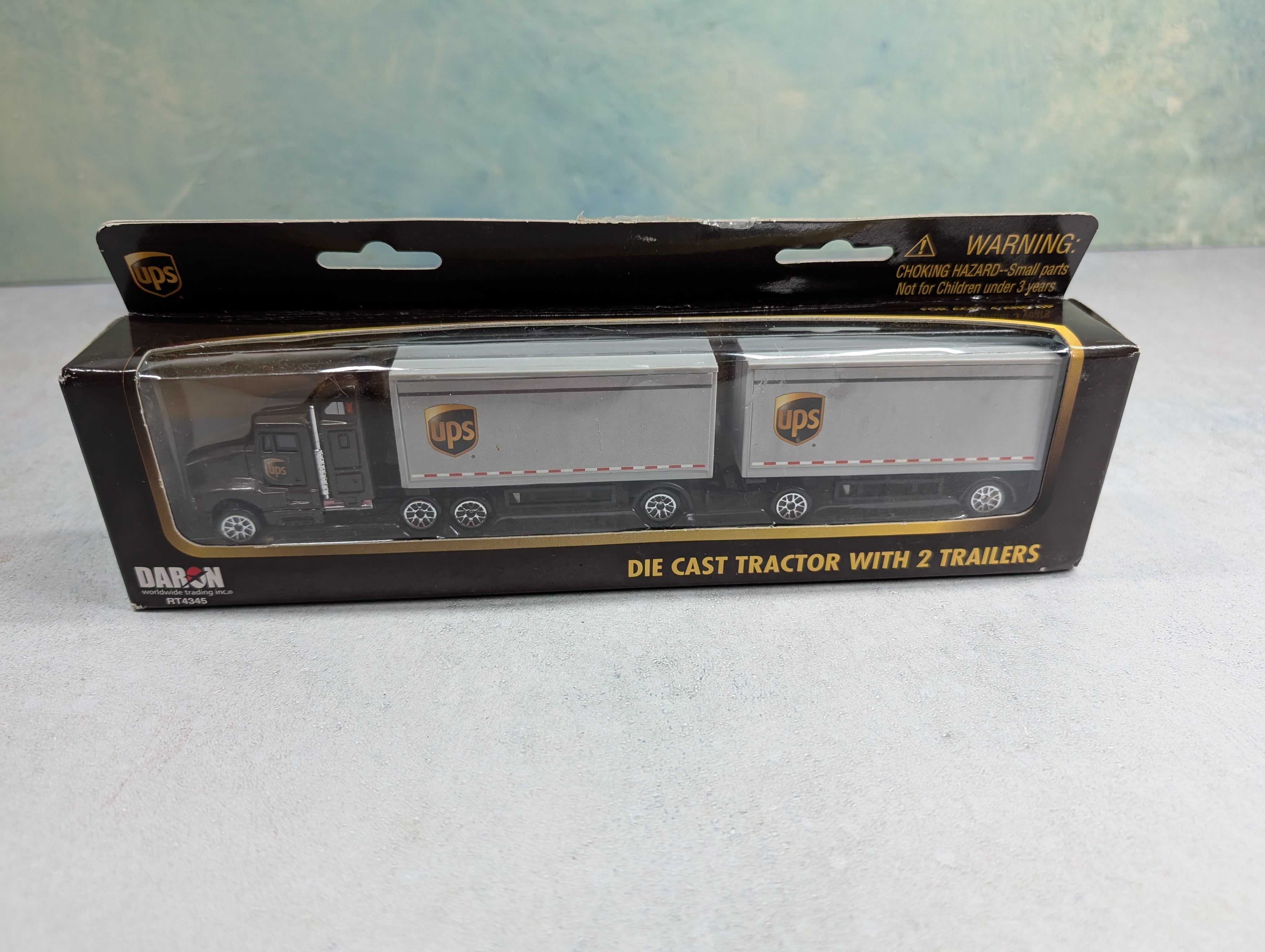 Daron RT4345 HO Scale Die Cast Track w/ 2 Trailers UPS