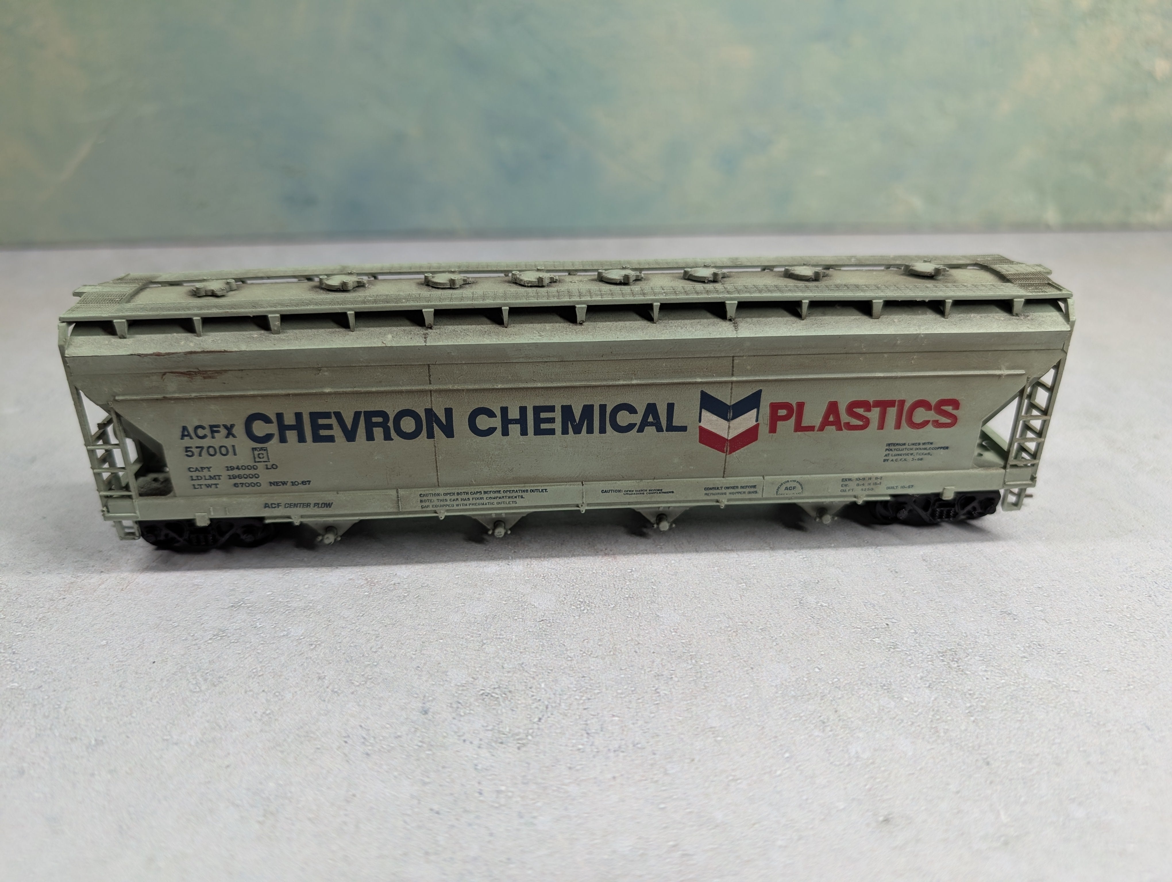 USED Athearn HO Scale ACF Centerflow 4 Bay Covered Hopper Chevron ACFX #57001 Weathered