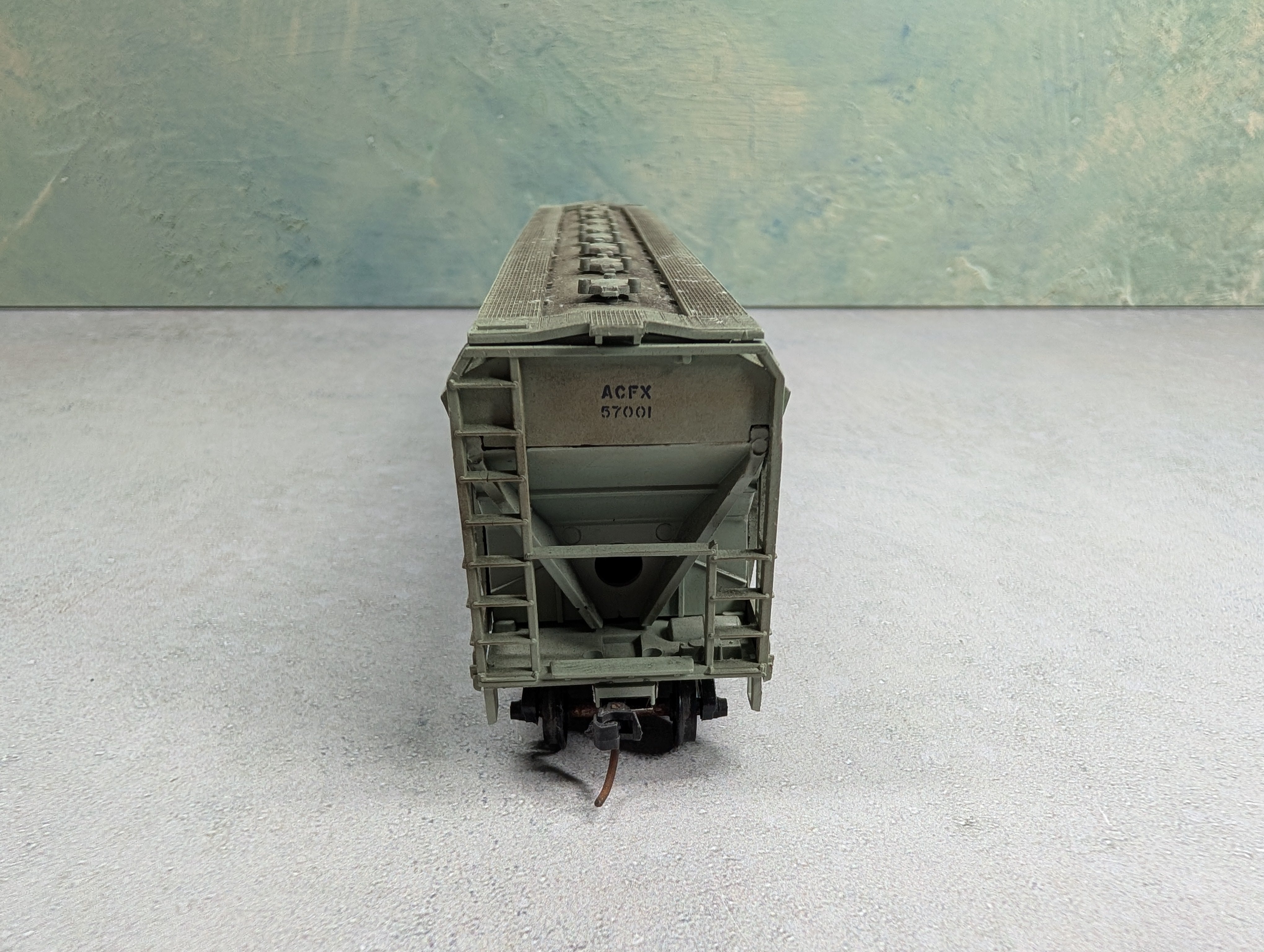 USED Athearn HO Scale ACF Centerflow 4 Bay Covered Hopper Chevron ACFX #57001 Weathered