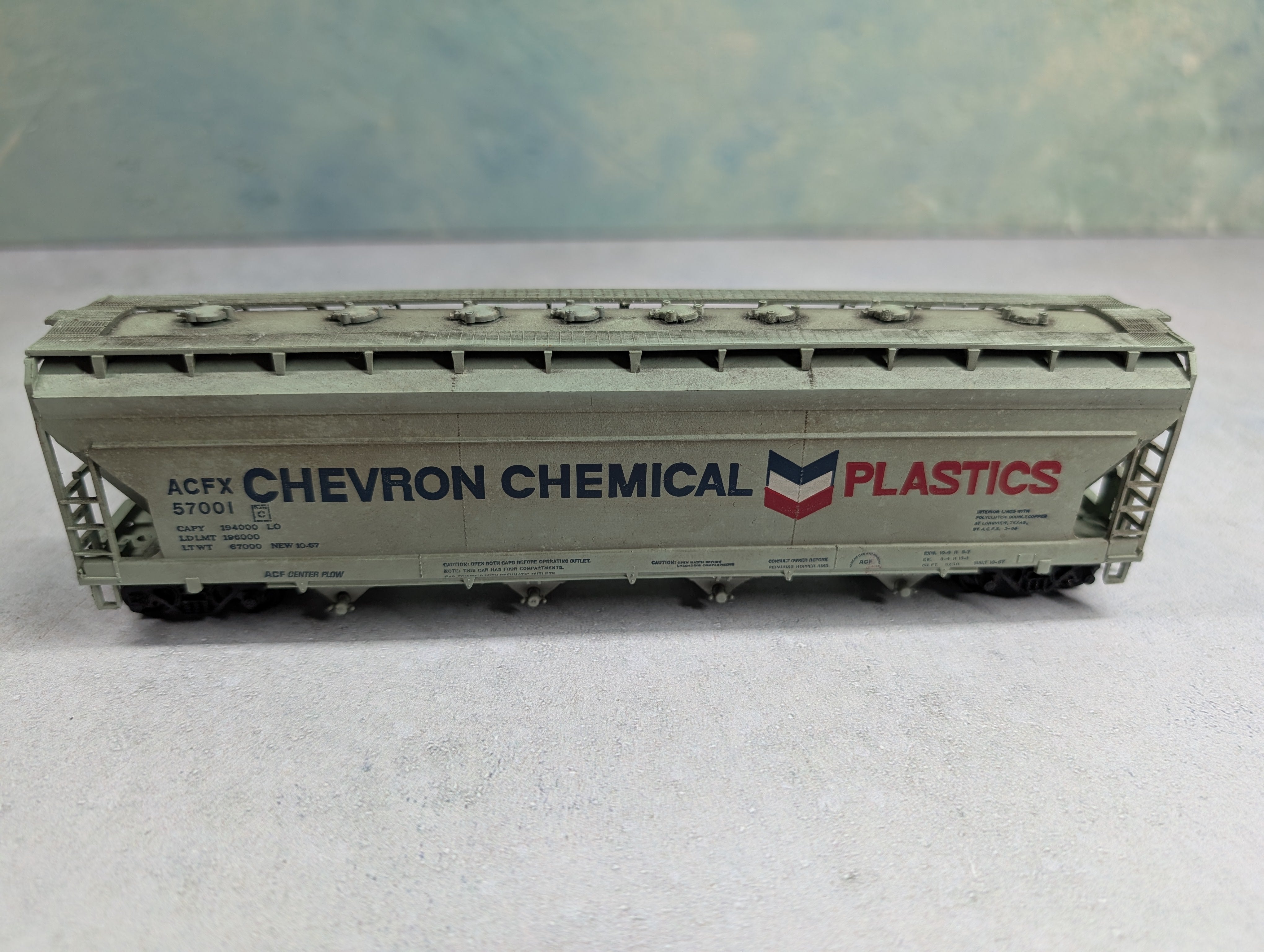 USED Athearn HO Scale ACF Centerflow 4 Bay Covered Hopper Chevron ACFX #57001 Weathered