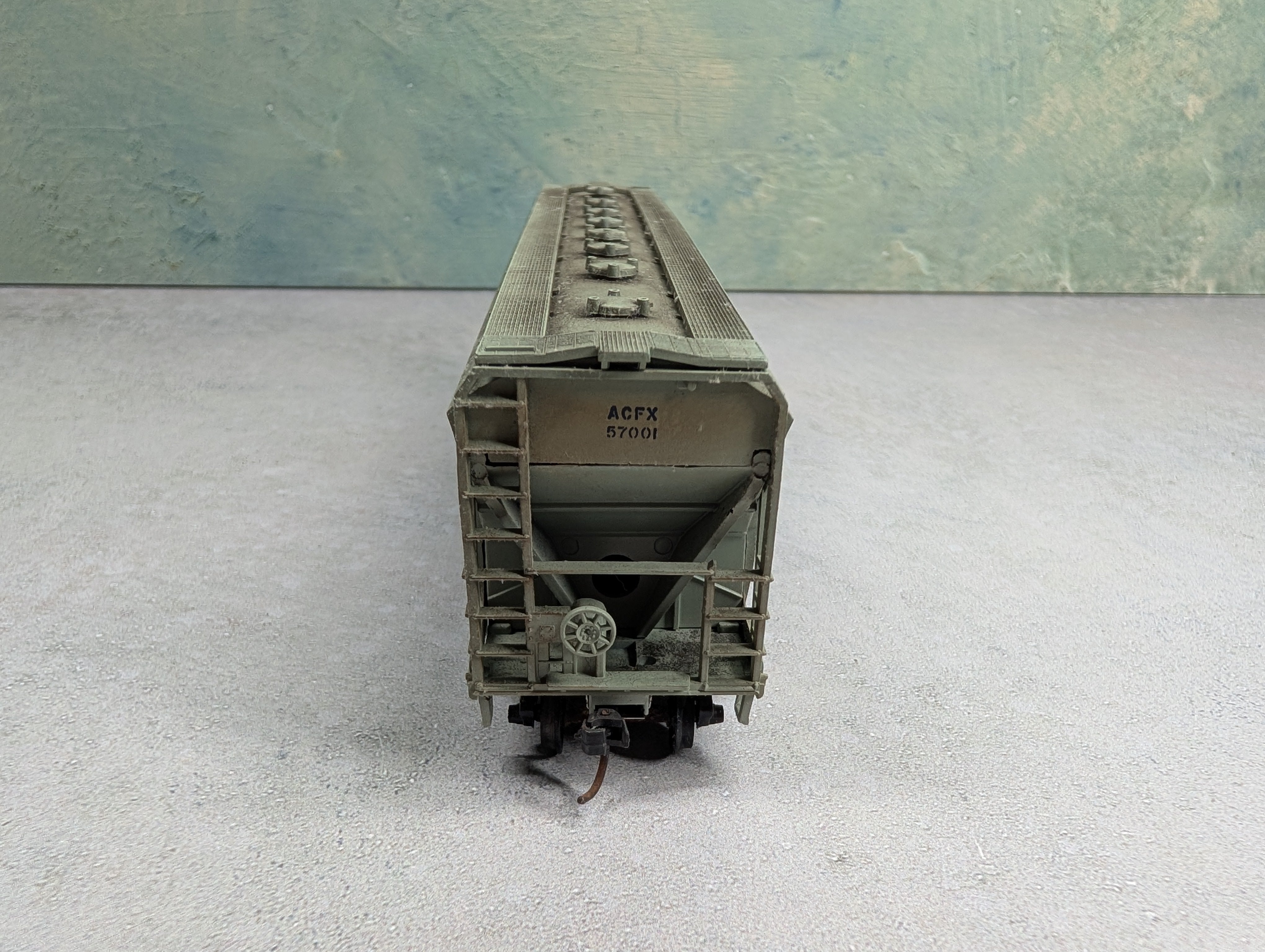 USED Athearn HO Scale ACF Centerflow 4 Bay Covered Hopper Chevron ACFX #57001 Weathered