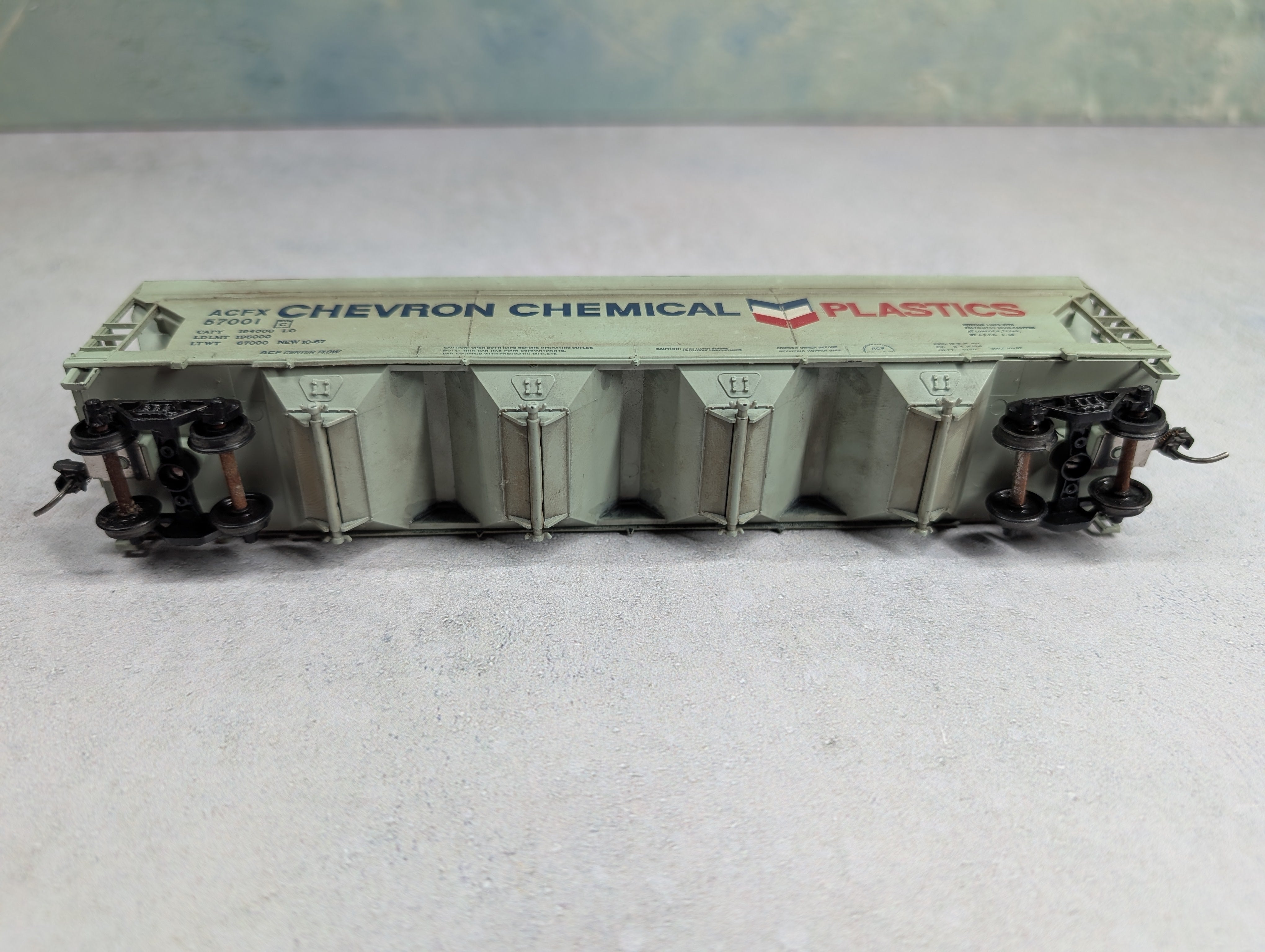 USED Athearn HO Scale ACF Centerflow 4 Bay Covered Hopper Chevron ACFX #57001 Weathered