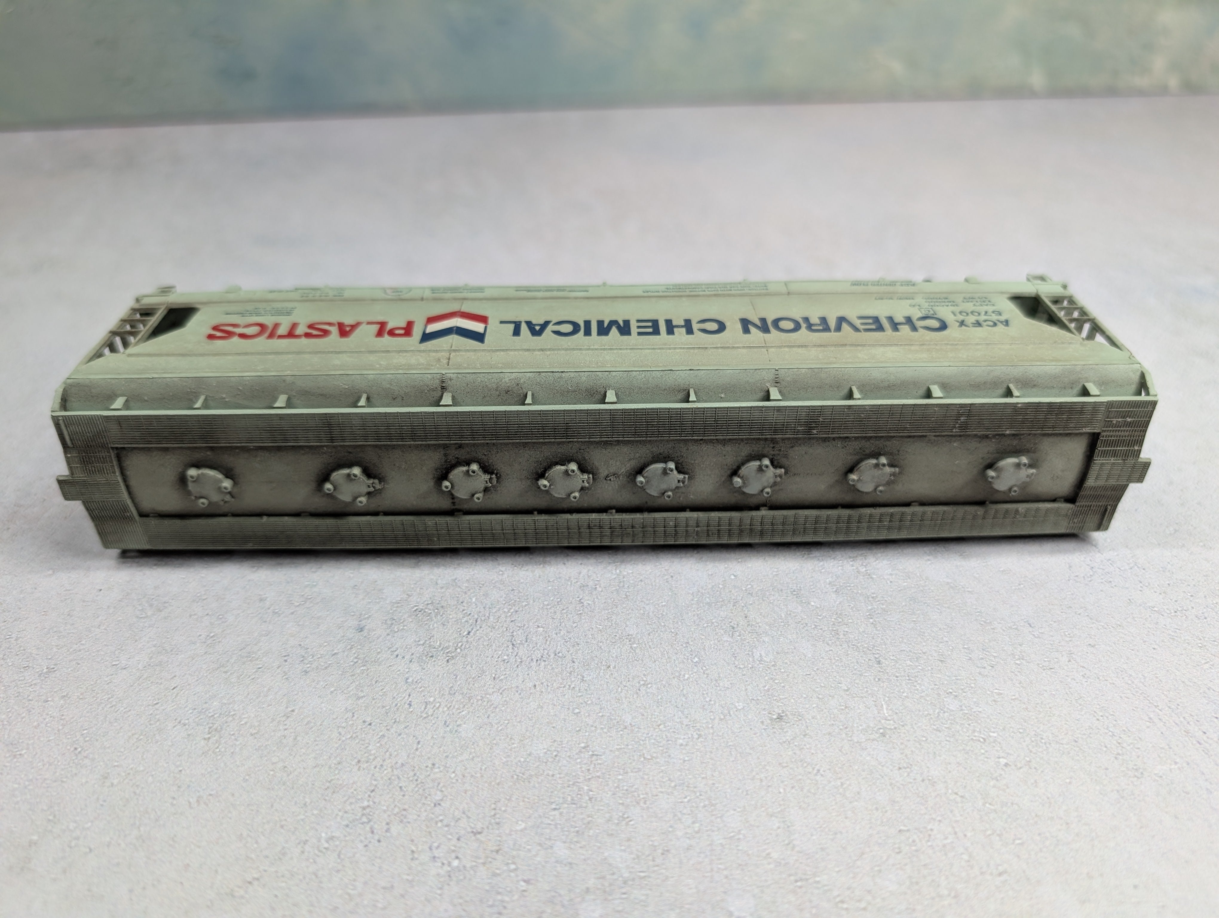 USED Athearn HO Scale ACF Centerflow 4 Bay Covered Hopper Chevron ACFX #57001 Weathered