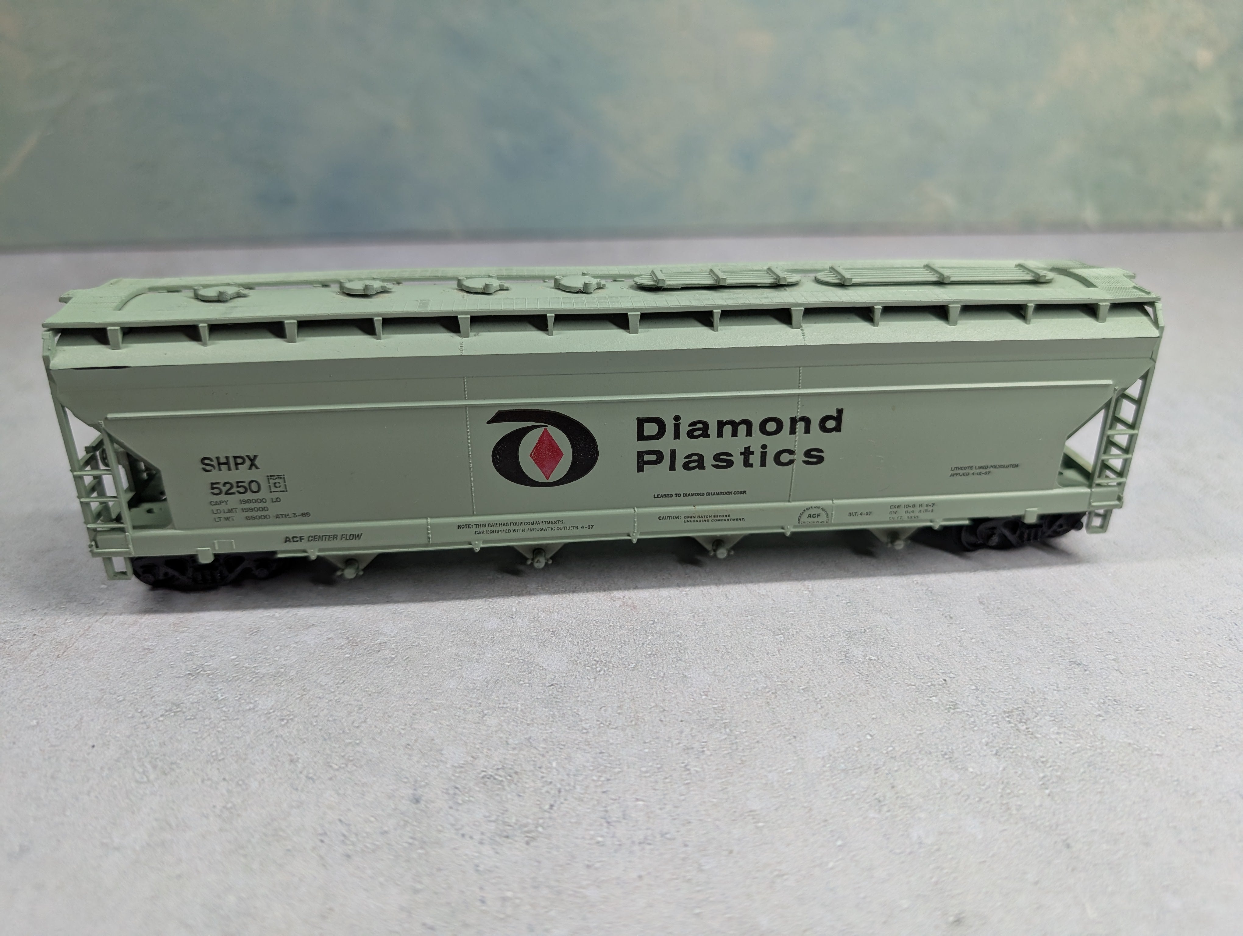 USED Athearn HO Scale ACF Centerflow 4 Bay Covered Hopper Diamond SHPX #5250