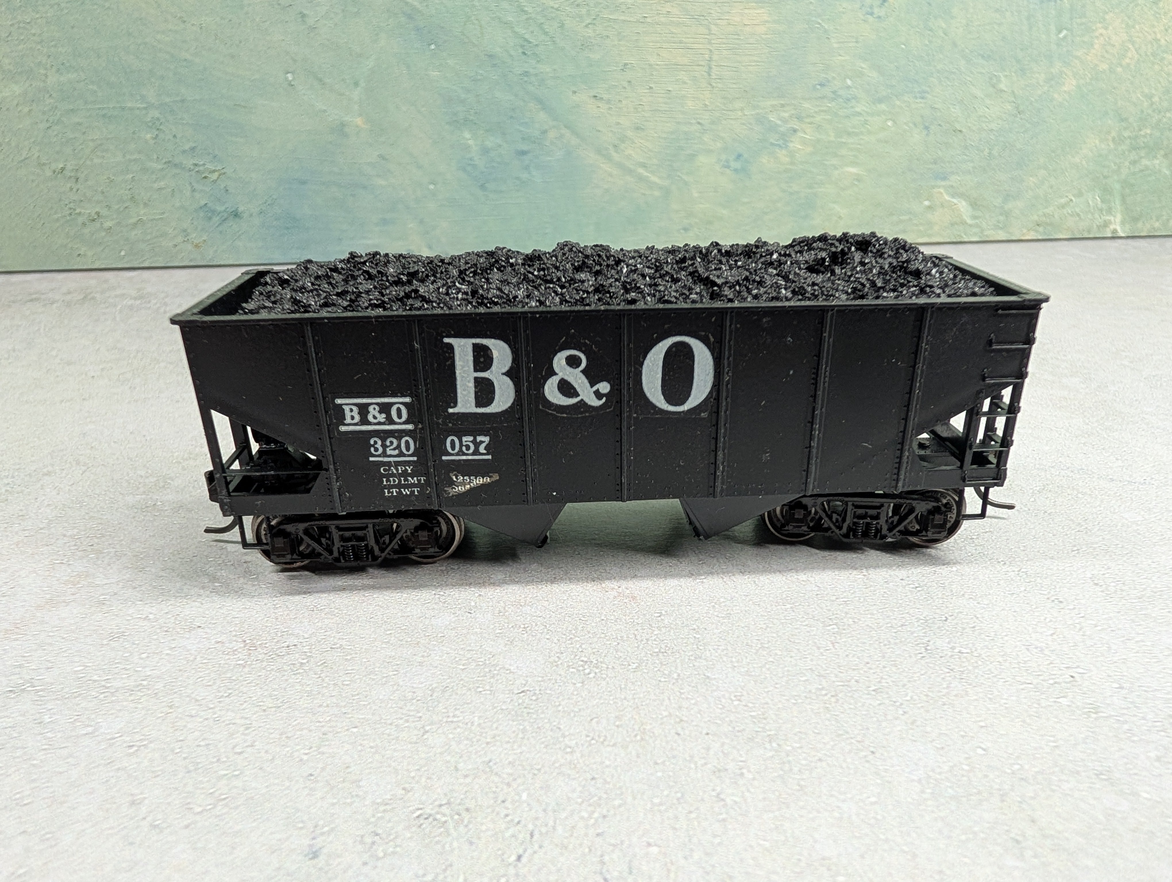 USED Accurail HO Scale 2 Bay Hopper Baltimore and Ohio B&O #320057 Custom w/ Coal Load