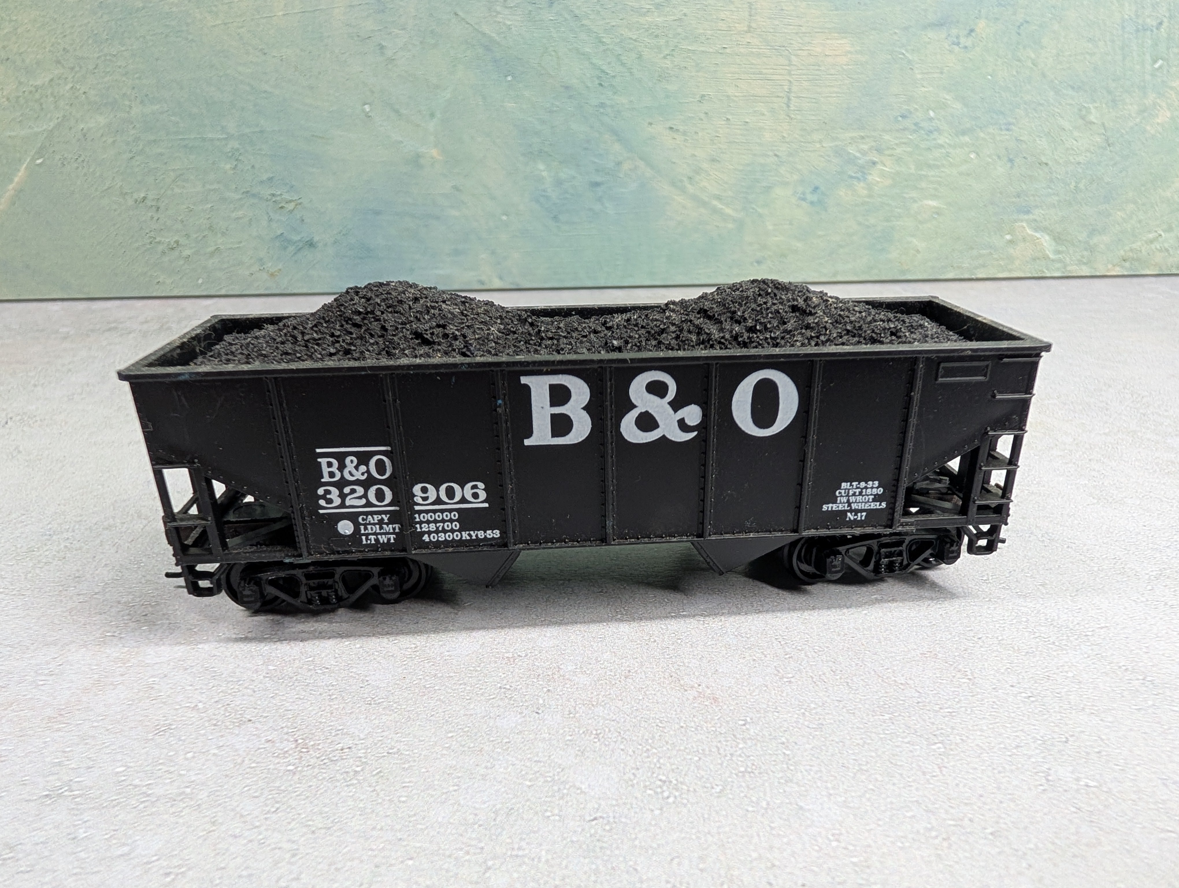 USED Athearn HO Scale 2 Bay Hopper Baltimore and Ohio B&O #320906 w/ Coal Load
