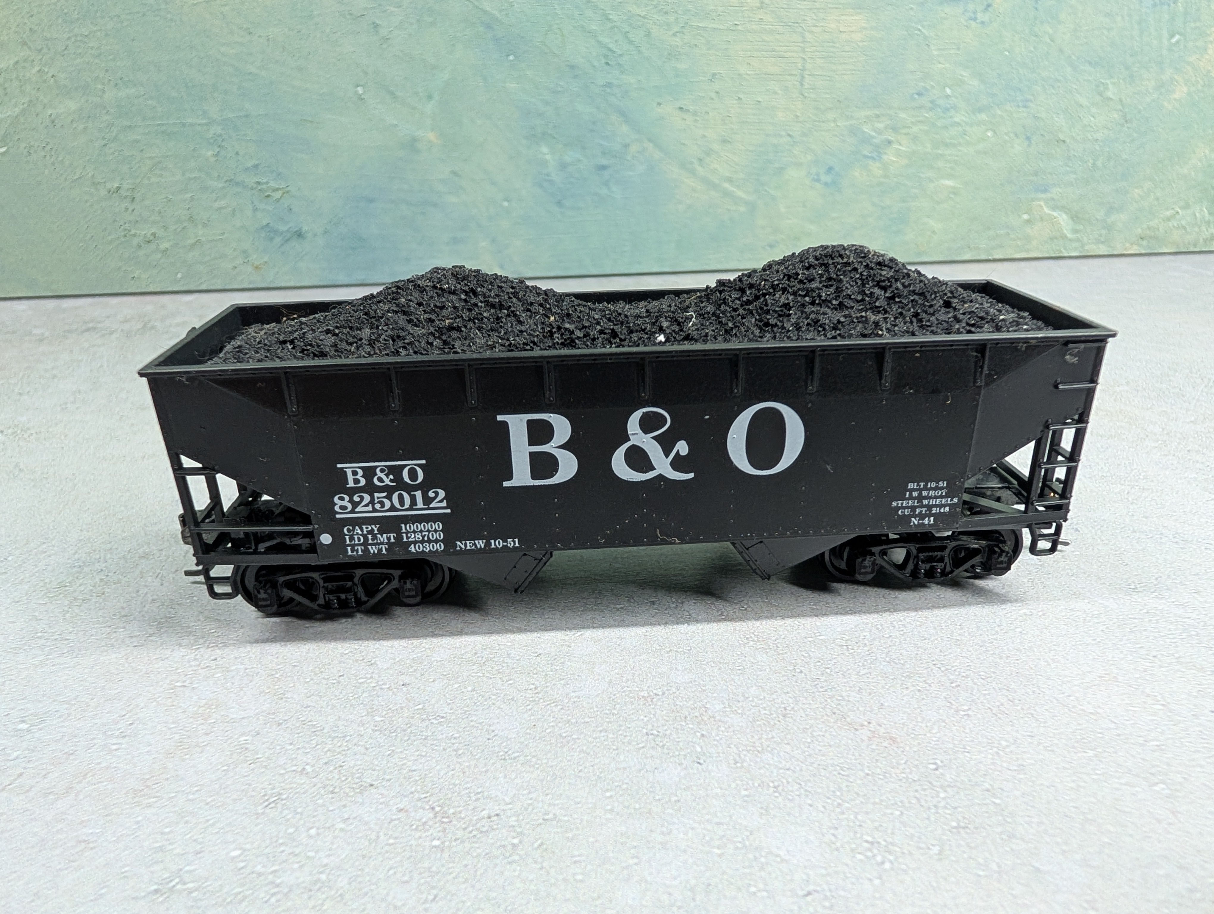 USED Athearn HO Scale 2 Bay Hopper Baltimore and Ohio B&O #825012 w/ Coal Load