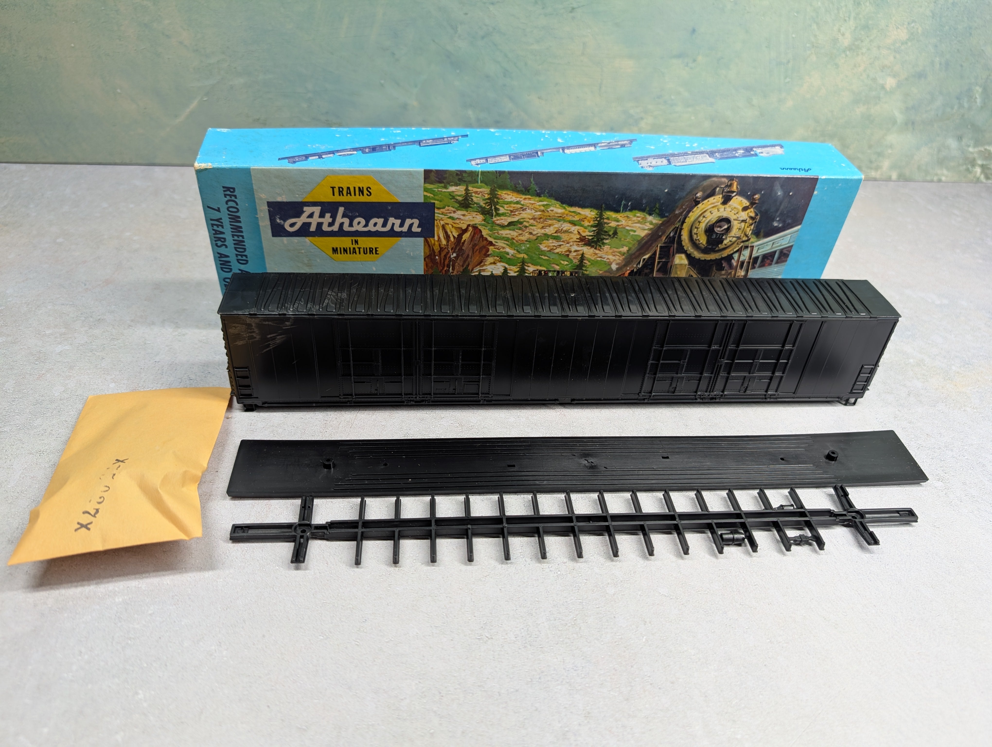 USED Athearn 1985 HO Scale 86' Hi-Cube Box Car - 8 Door Undecorated Black KIT
