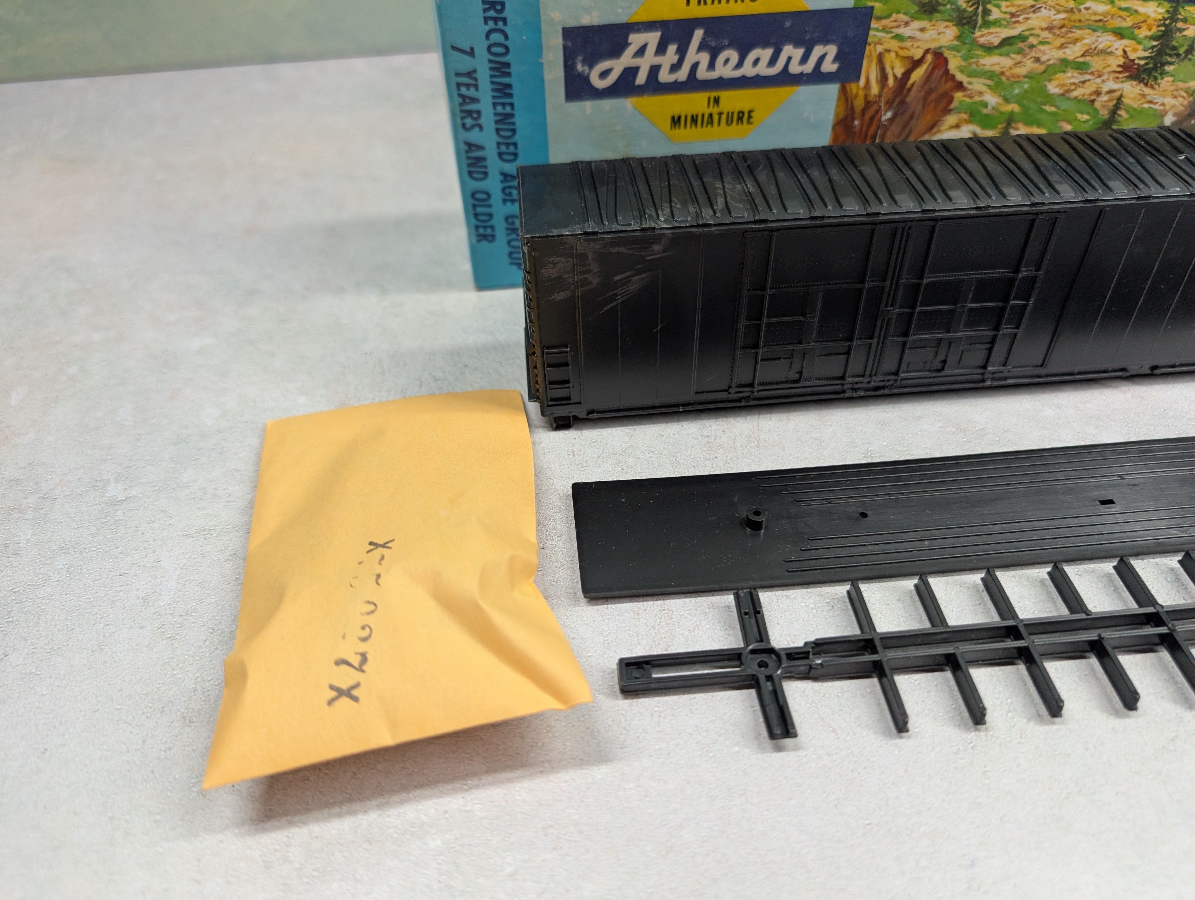 USED Athearn 1985 HO Scale 86' Hi-Cube Box Car - 8 Door Undecorated Black KIT