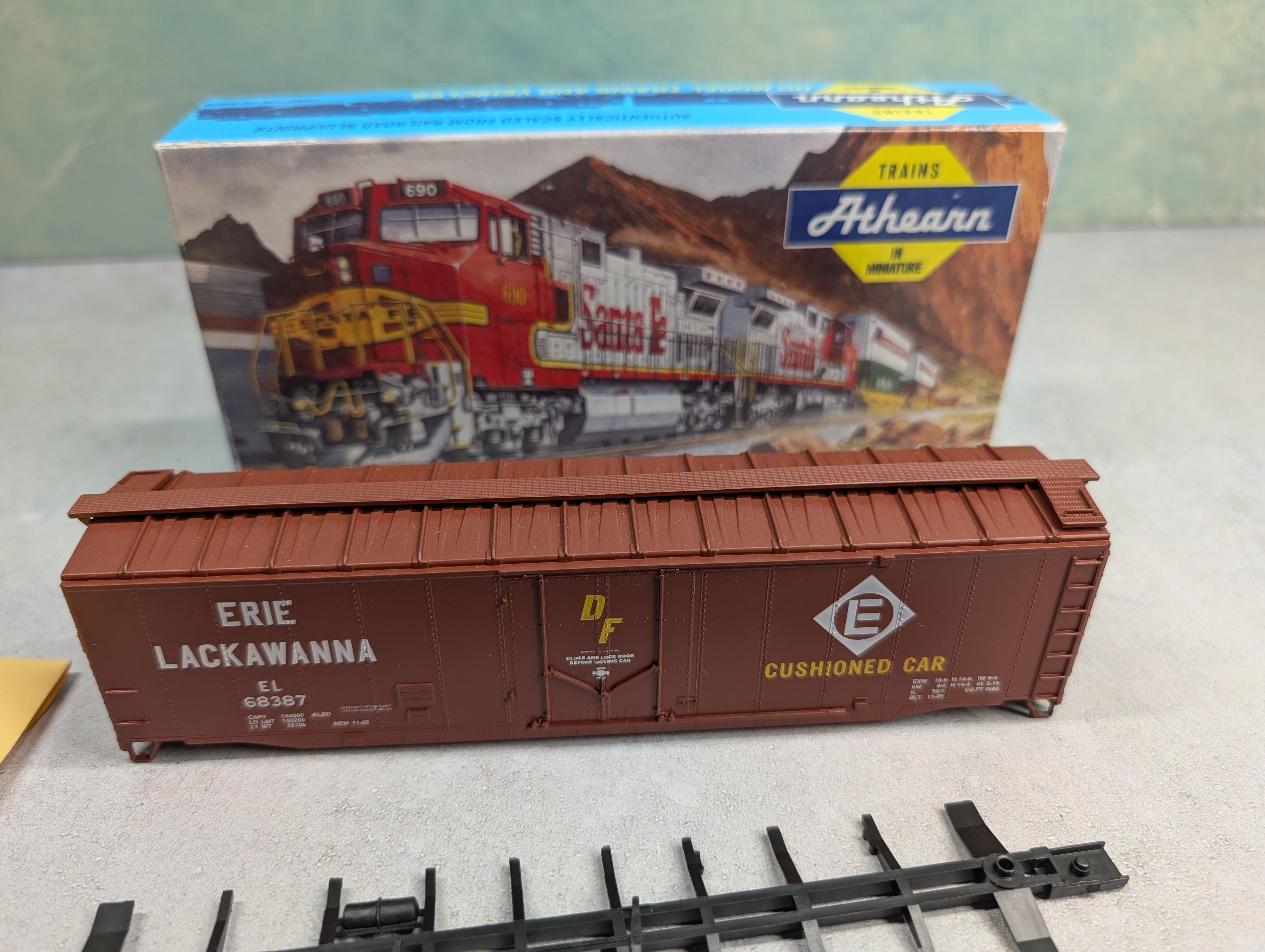 USED Athearn 5264 HO Scale 50' Plug Door Box Car Erie Lackawanna EL #68387 KIT