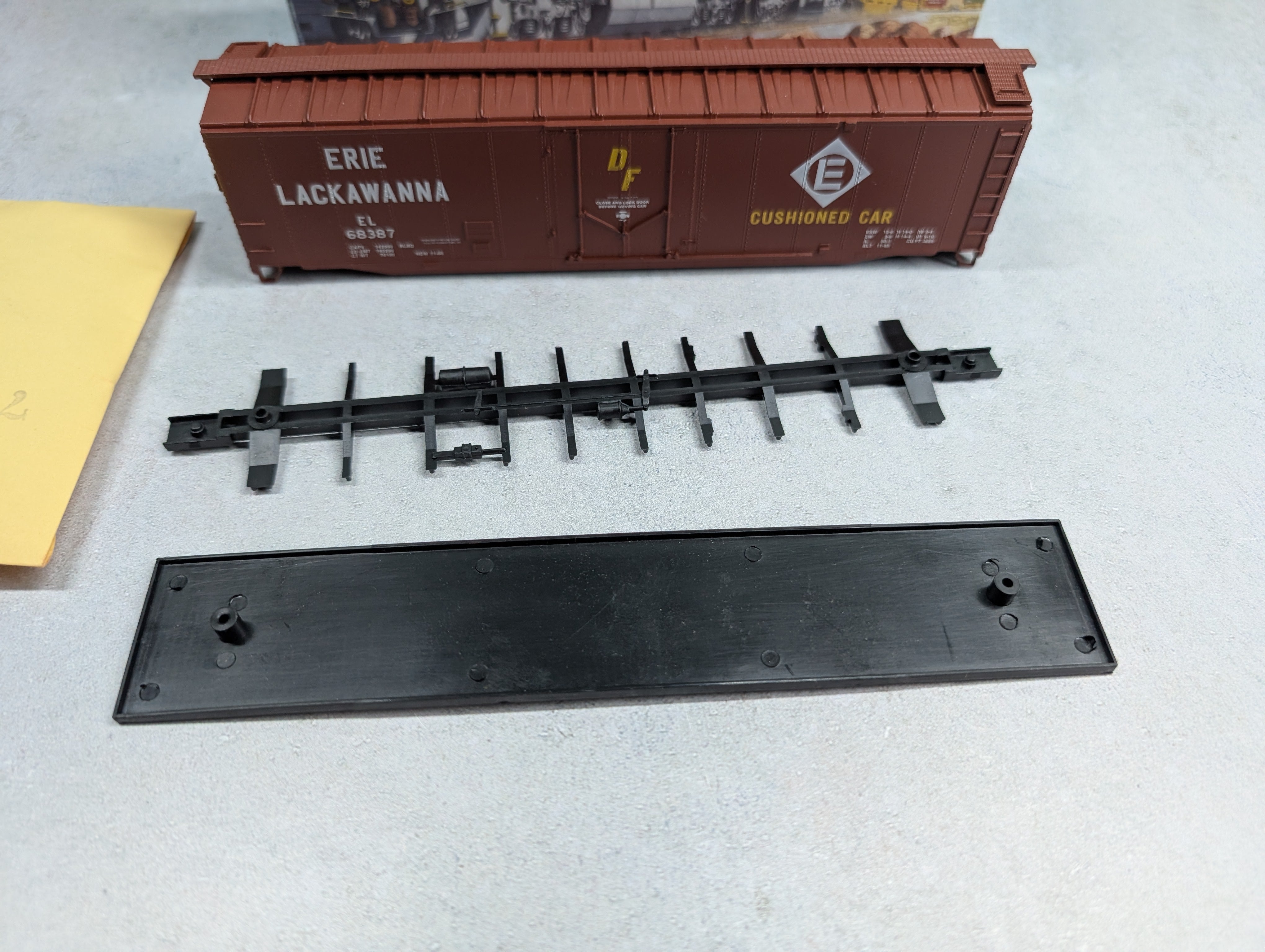 USED Athearn 5264 HO Scale 50' Plug Door Box Car Erie Lackawanna EL #68387 KIT