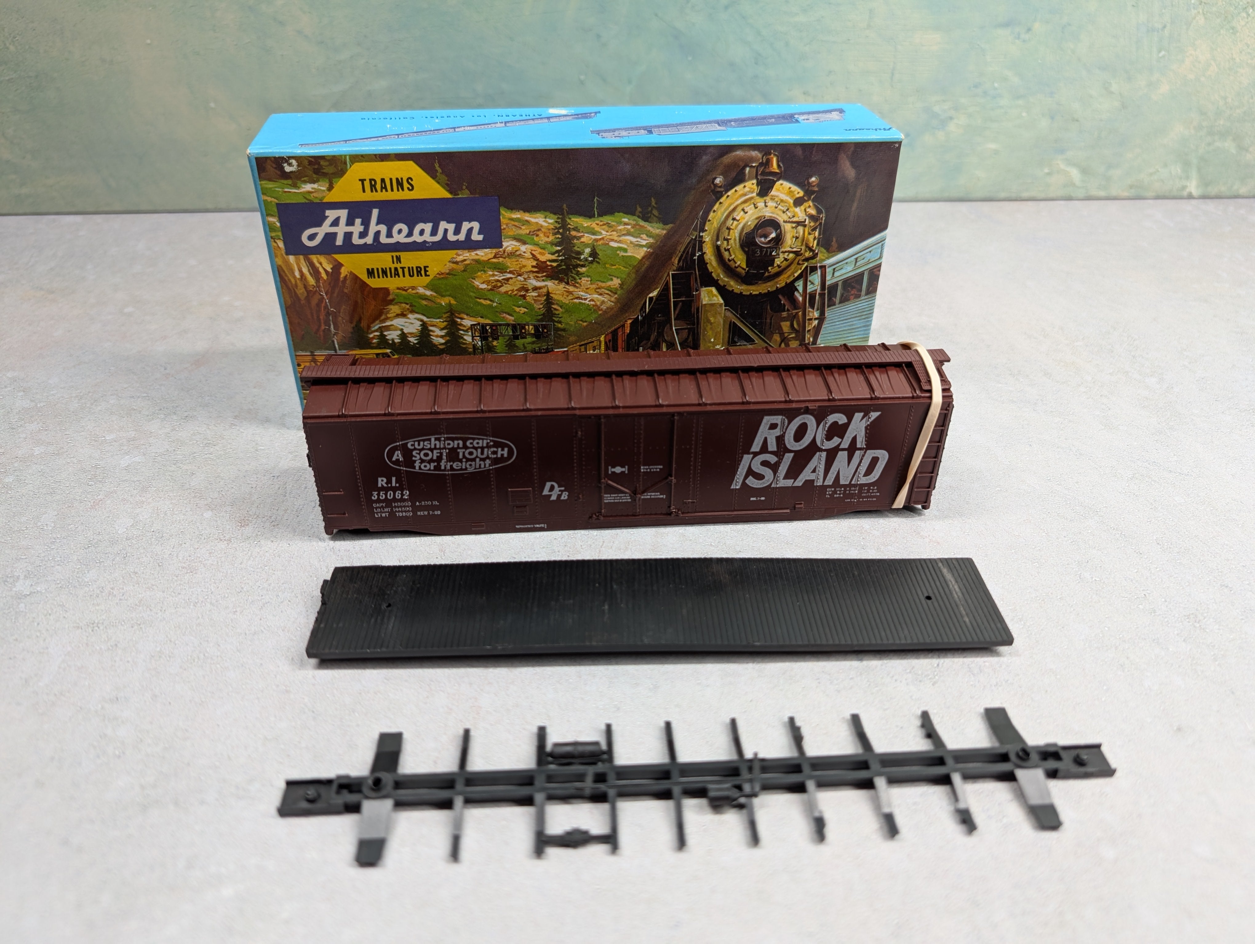 USED Athearn 1326 HO Scale 50' Plug Door Box Car Rock Island RI #35062 KIT