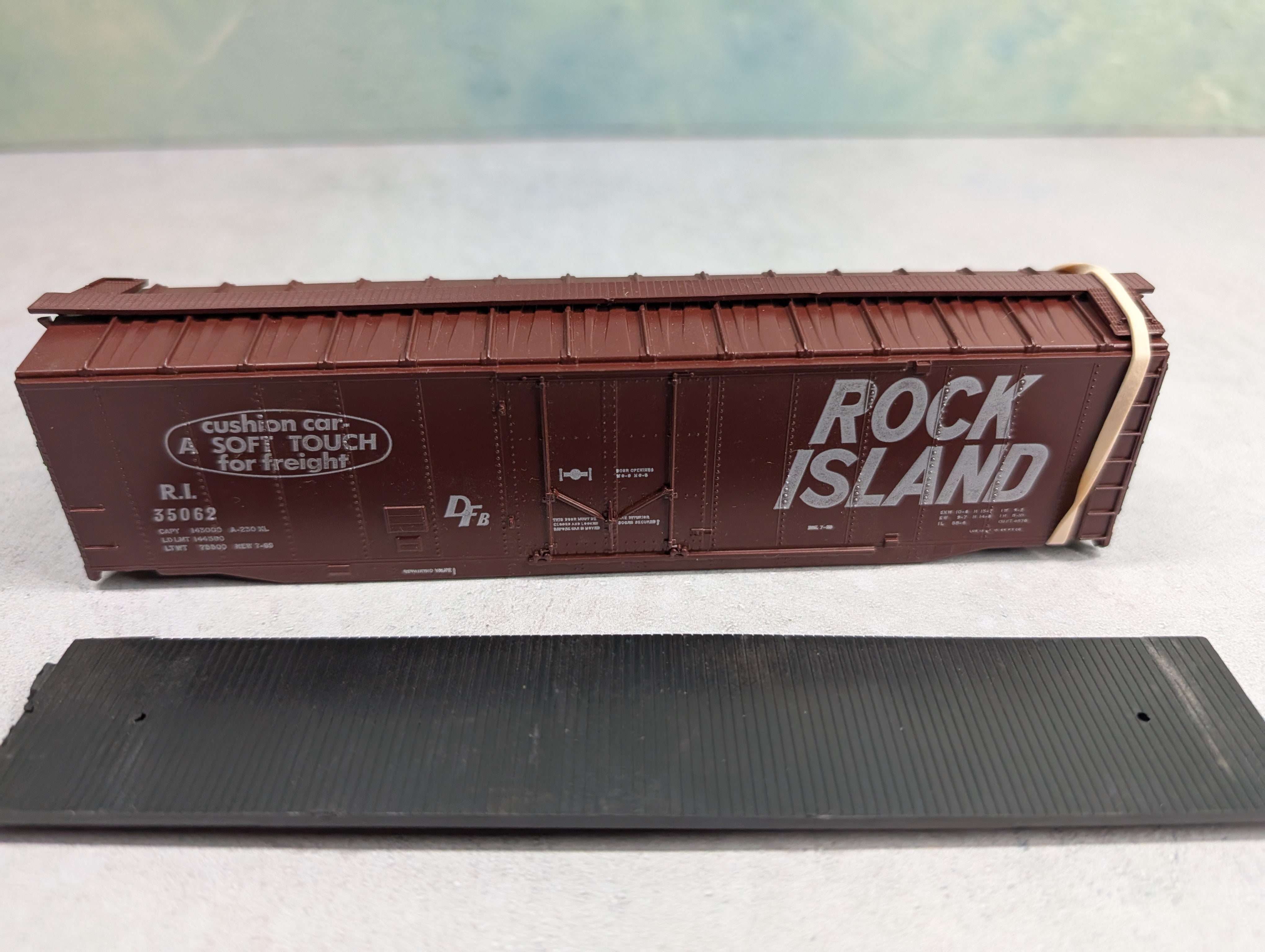 USED Athearn 1326 HO Scale 50' Plug Door Box Car Rock Island RI #35062 KIT