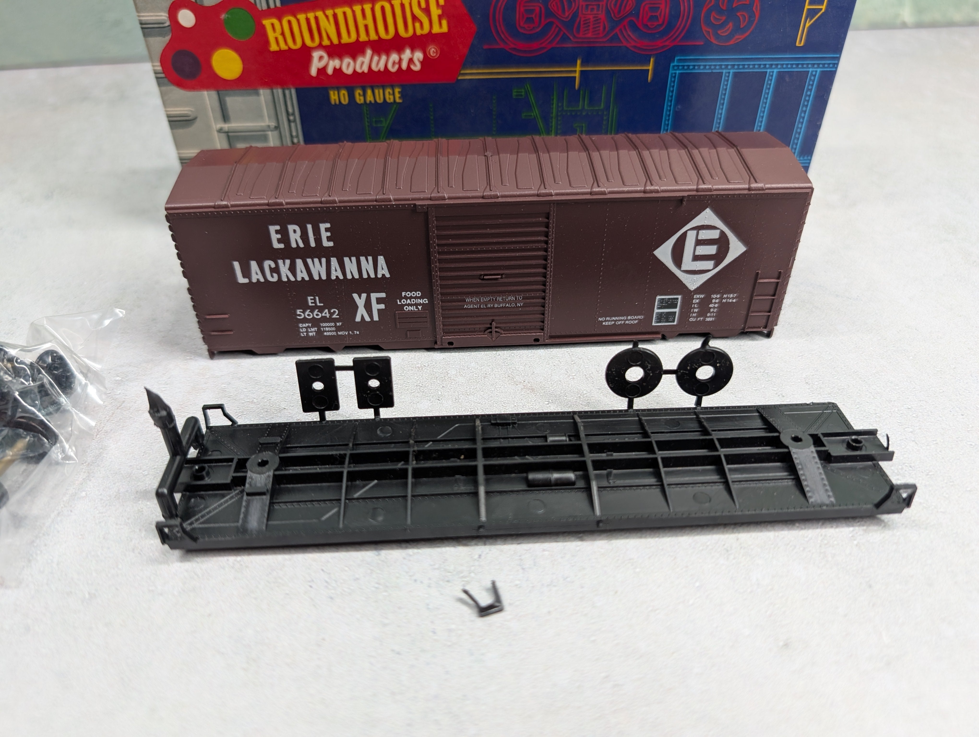 USED Roundhouse 1107 HO Scale 40' Modern Box Car Erie Lackawanna EL #56642 KIT