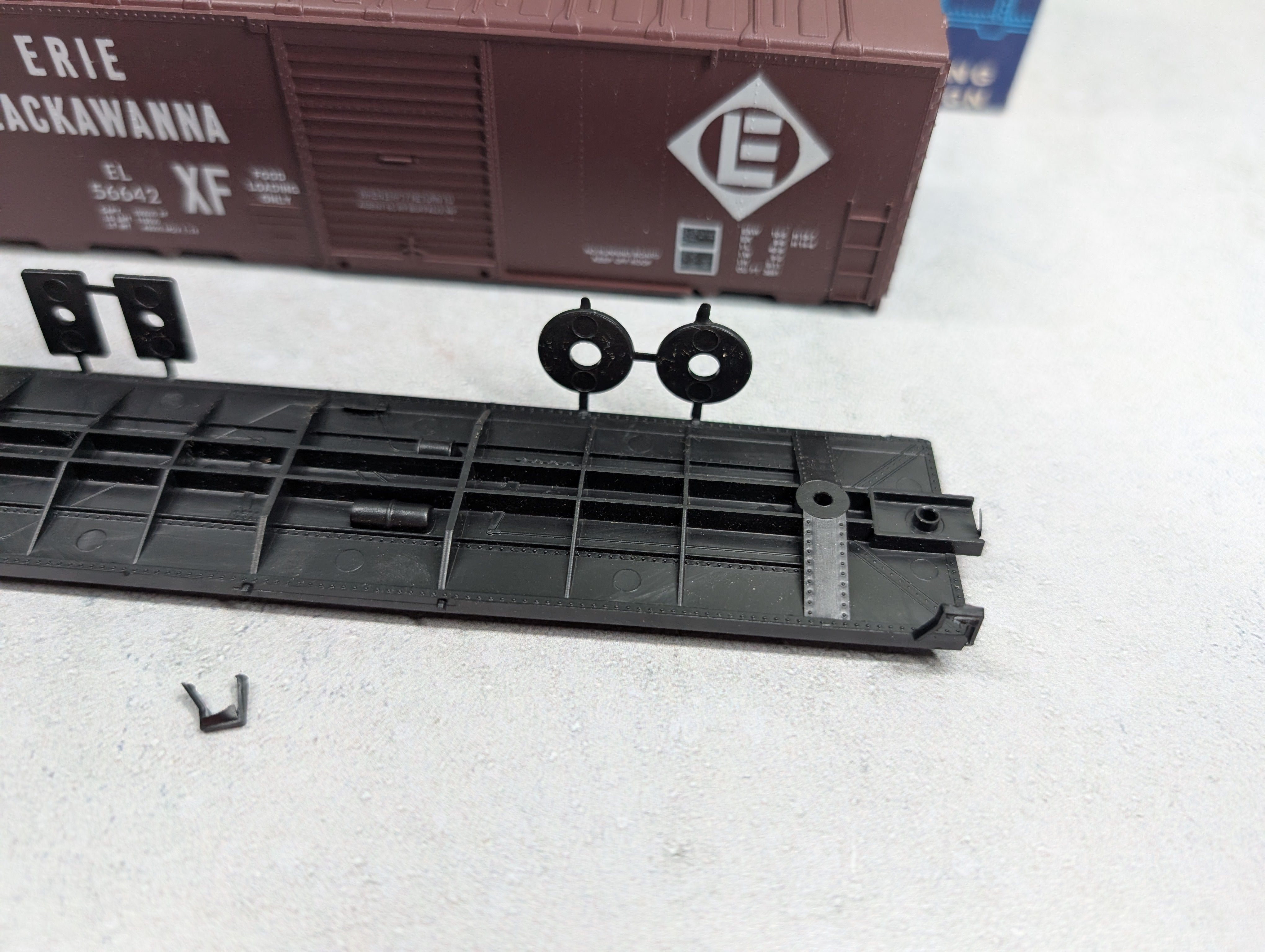 USED Roundhouse 1107 HO Scale 40' Modern Box Car Erie Lackawanna EL #56642 KIT