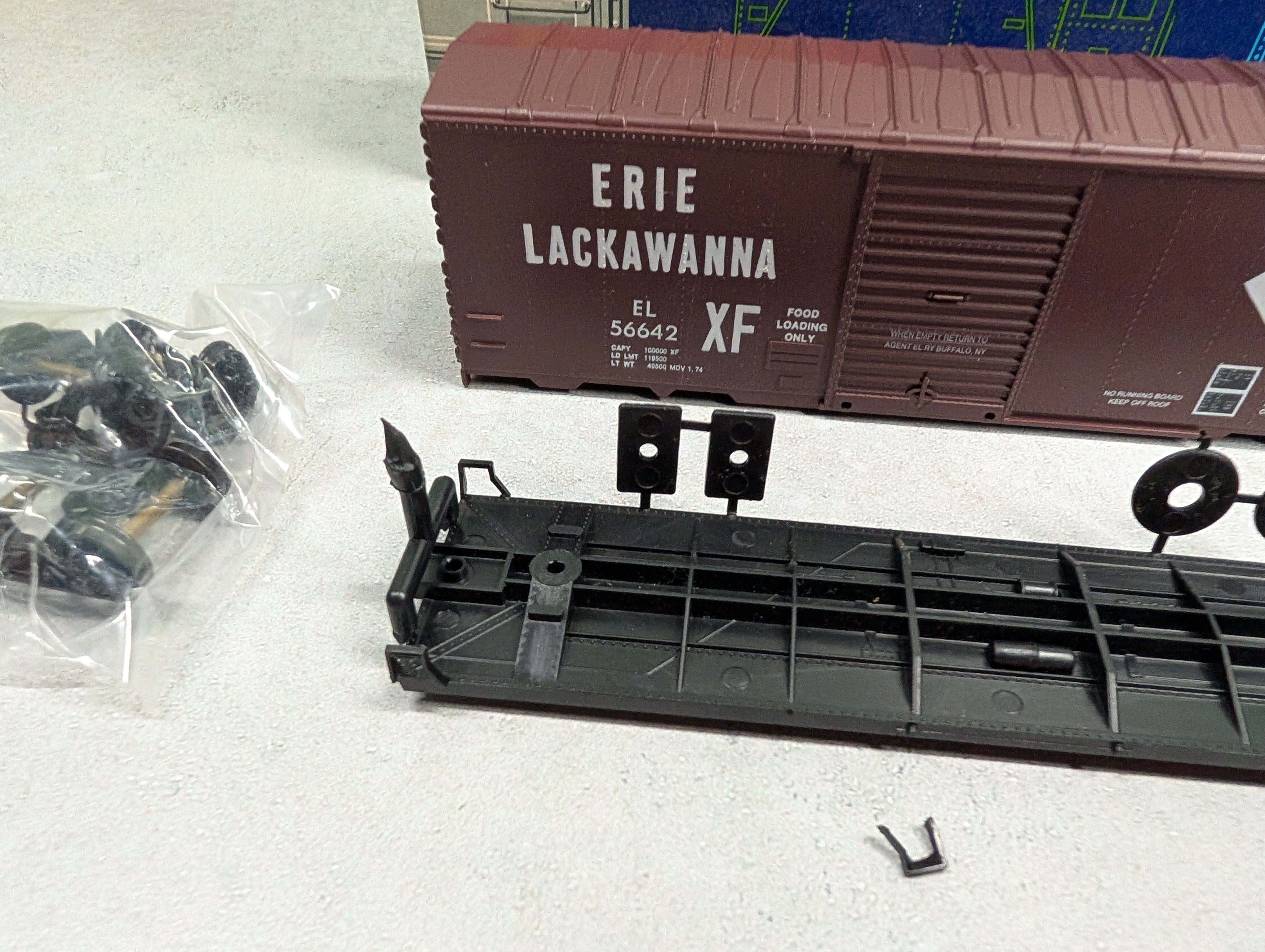 USED Roundhouse 1107 HO Scale 40' Modern Box Car Erie Lackawanna EL #56642 KIT