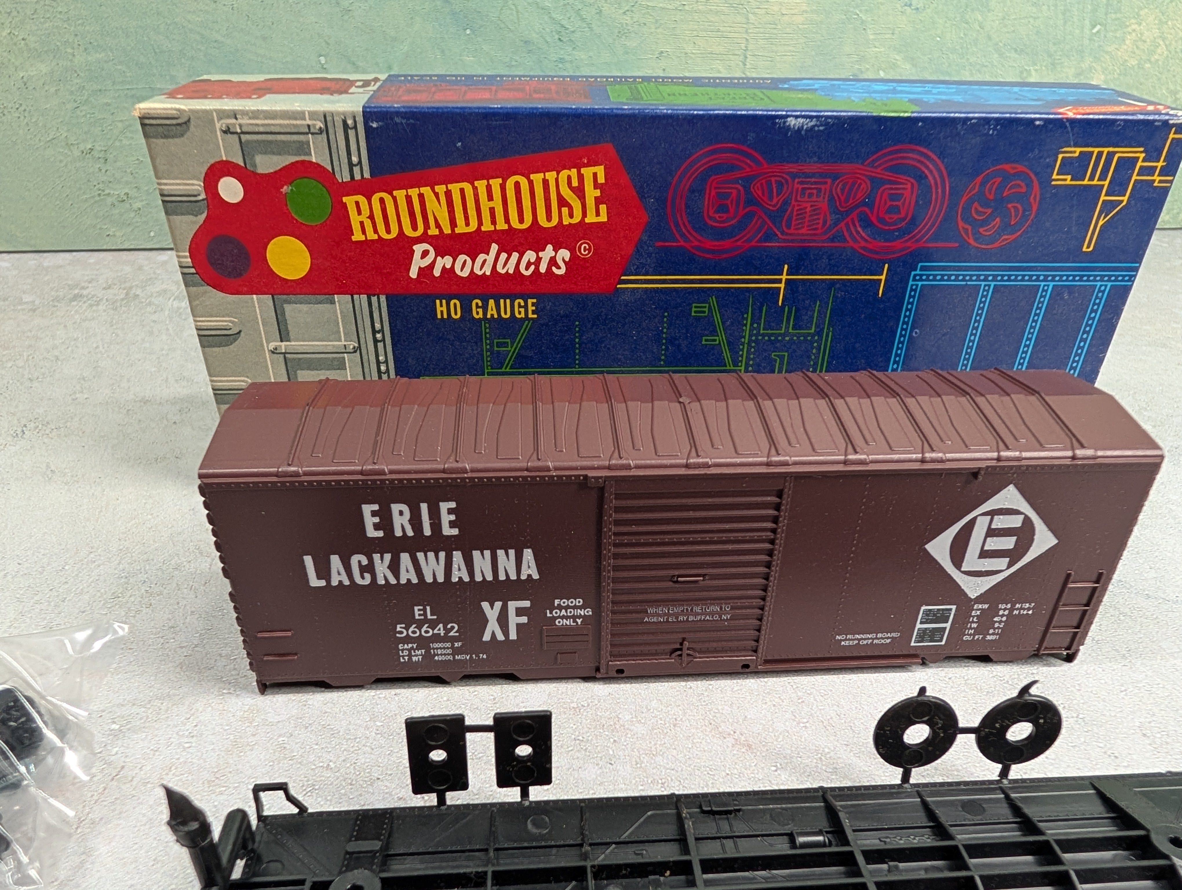 USED Roundhouse 1107 HO Scale 40' Modern Box Car Erie Lackawanna EL #56642 KIT