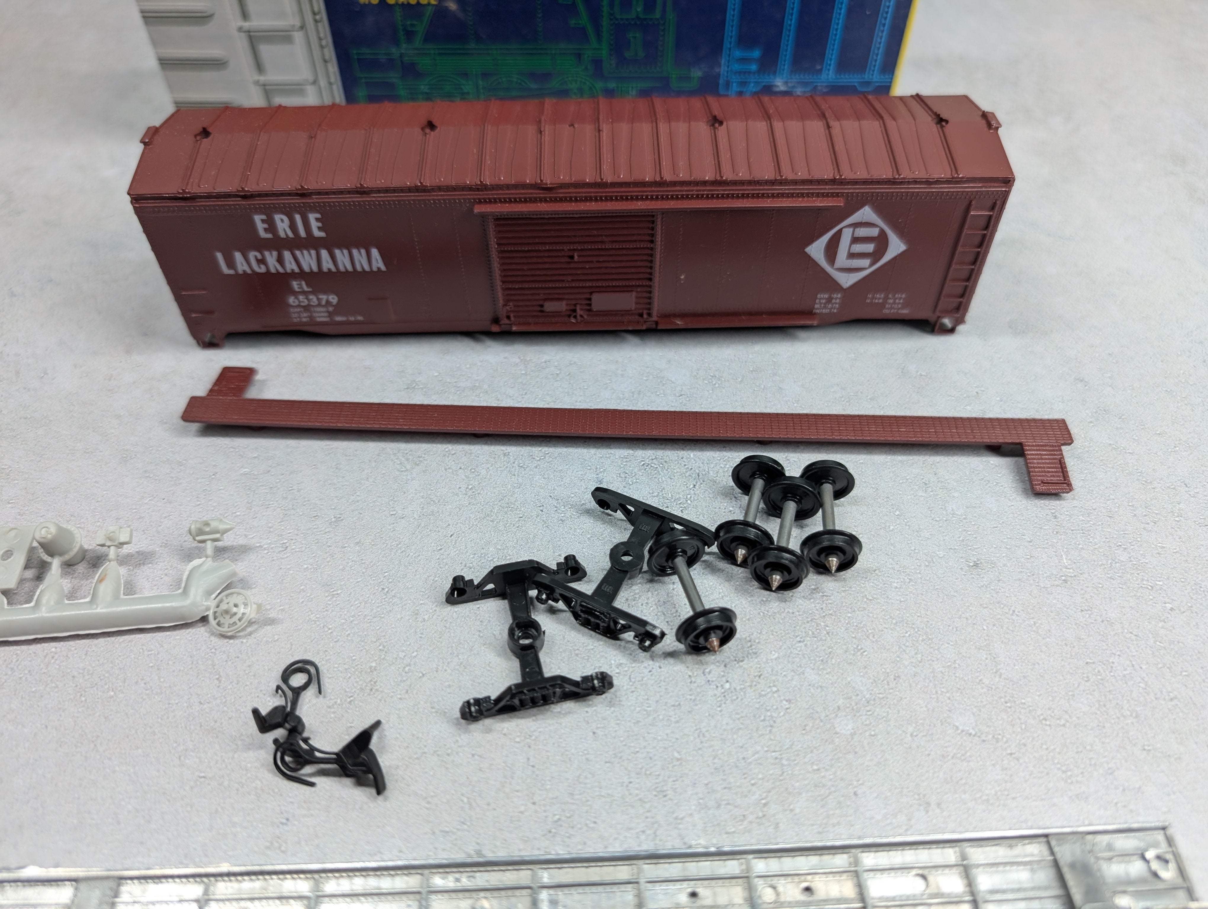 USED Roundhouse HO Scale 50' Box Car Erie Lackawanna EL #65379 KIT