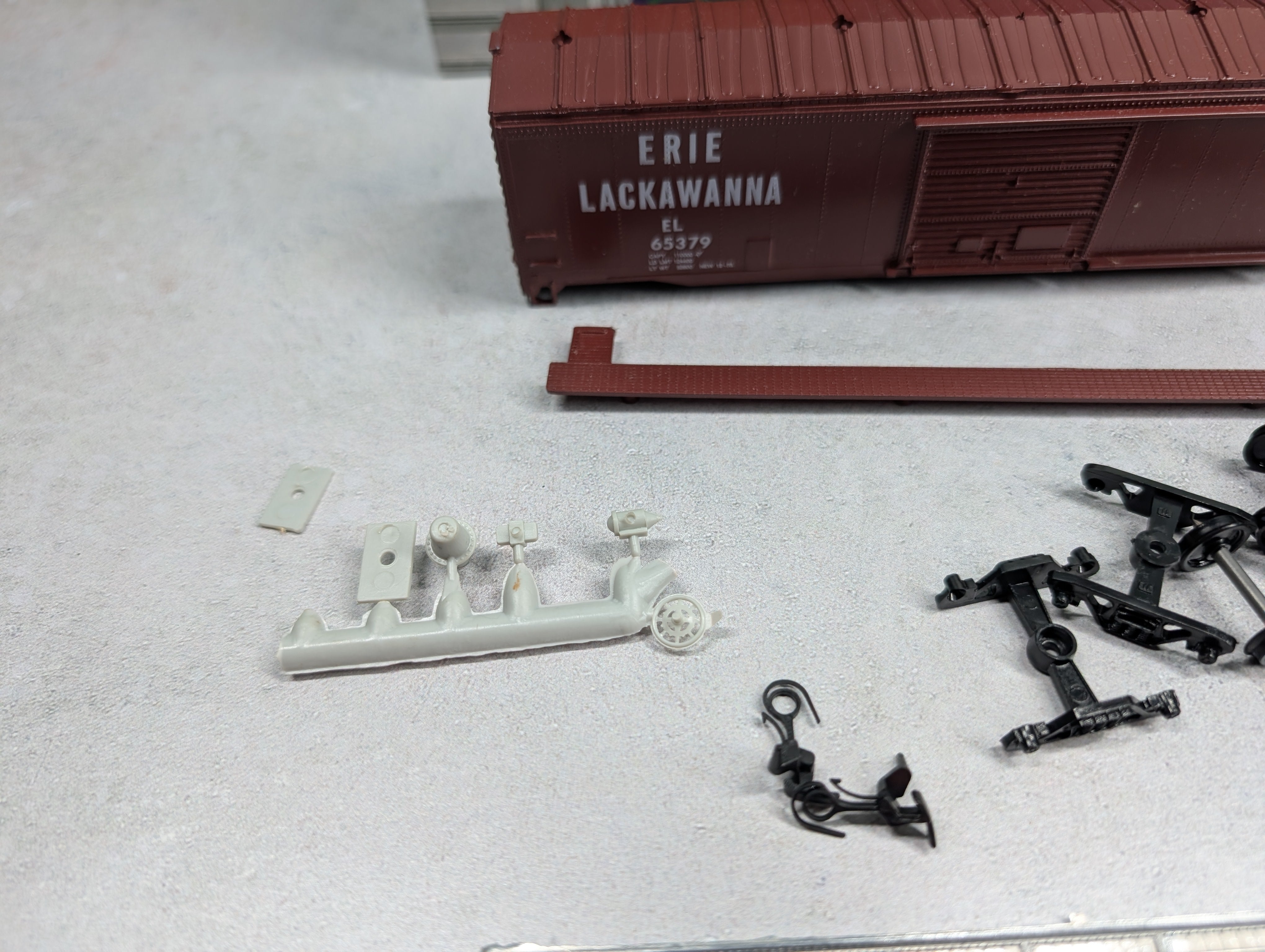 USED Roundhouse HO Scale 50' Box Car Erie Lackawanna EL #65379 KIT